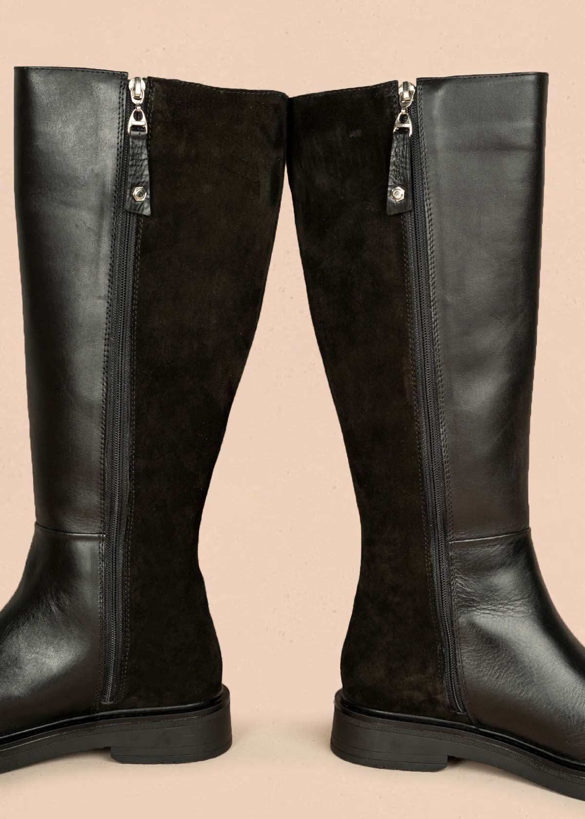 Bota en cuero color negro con hebilla 105965