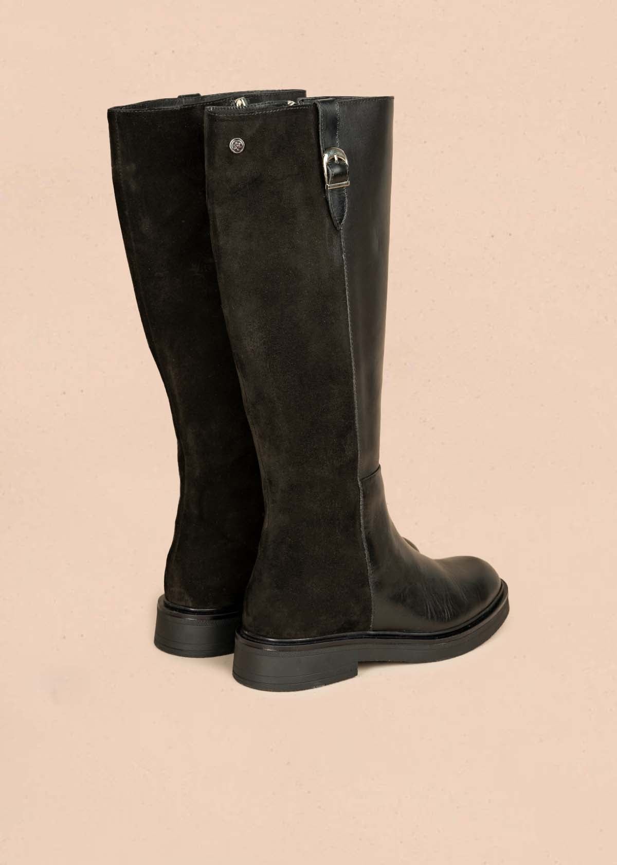 Bota en cuero color negro con hebilla 105965