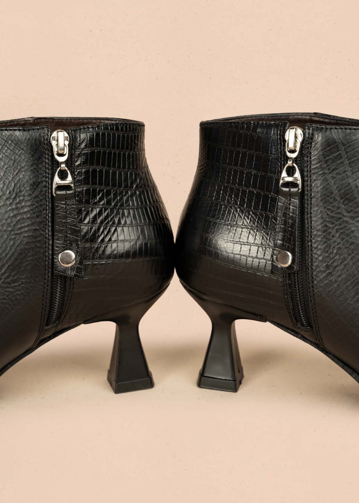 Botín en cuero color negro con textura croco y tacón en copa 105966