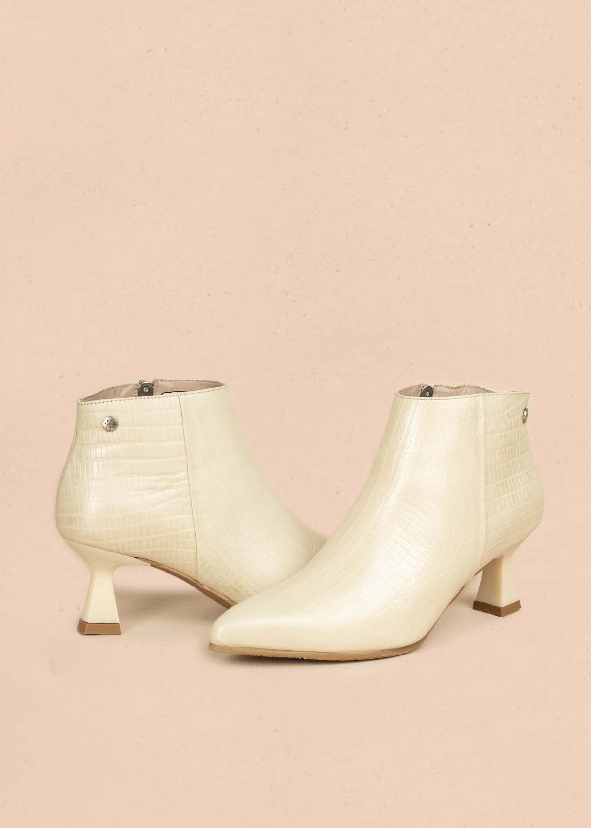Botín en cuero color talco con textura croco y tacón en copa 105966