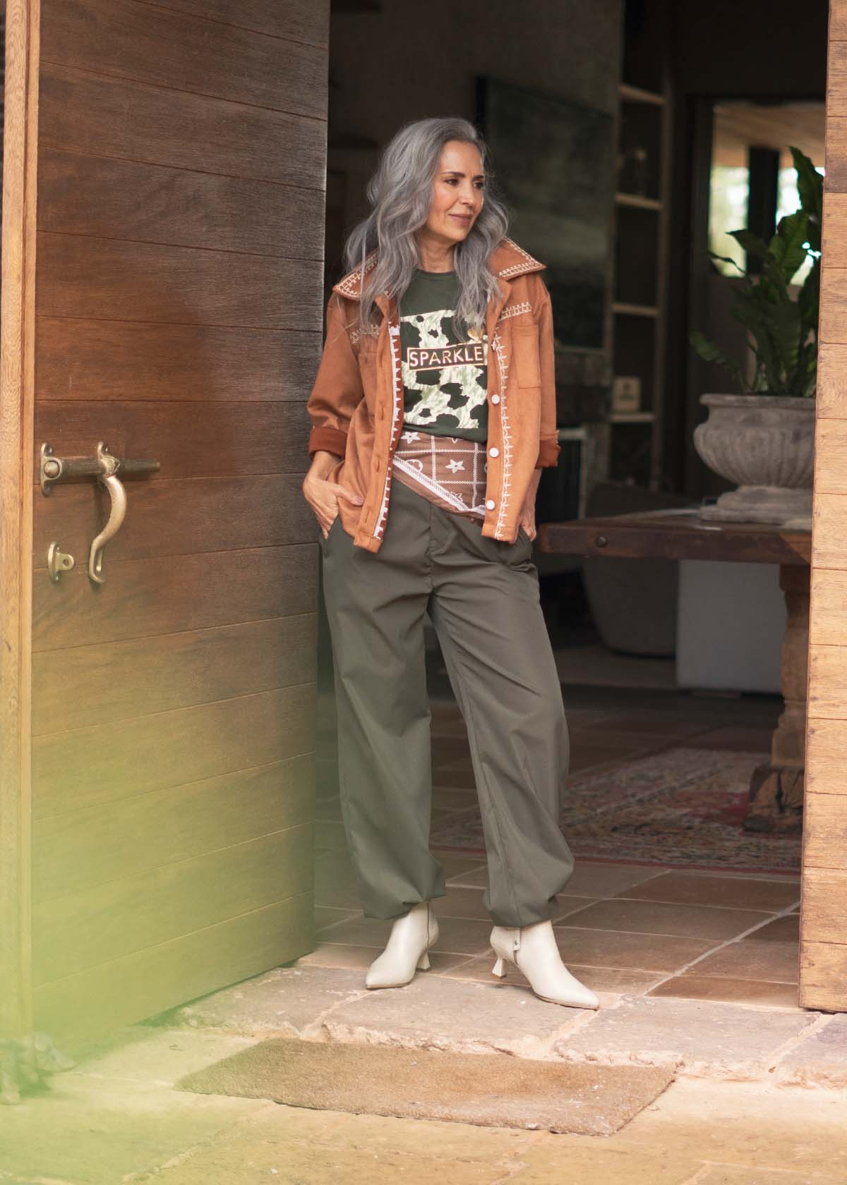 Botín en cuero color talco con textura croco y tacón en copa 105966