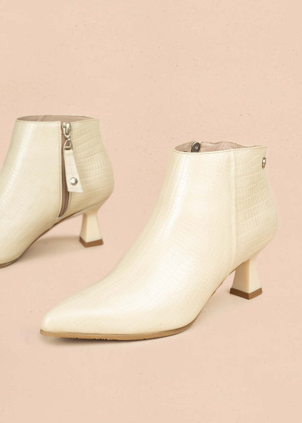 Botín en cuero color talco con textura croco y tacón en copa 105966
