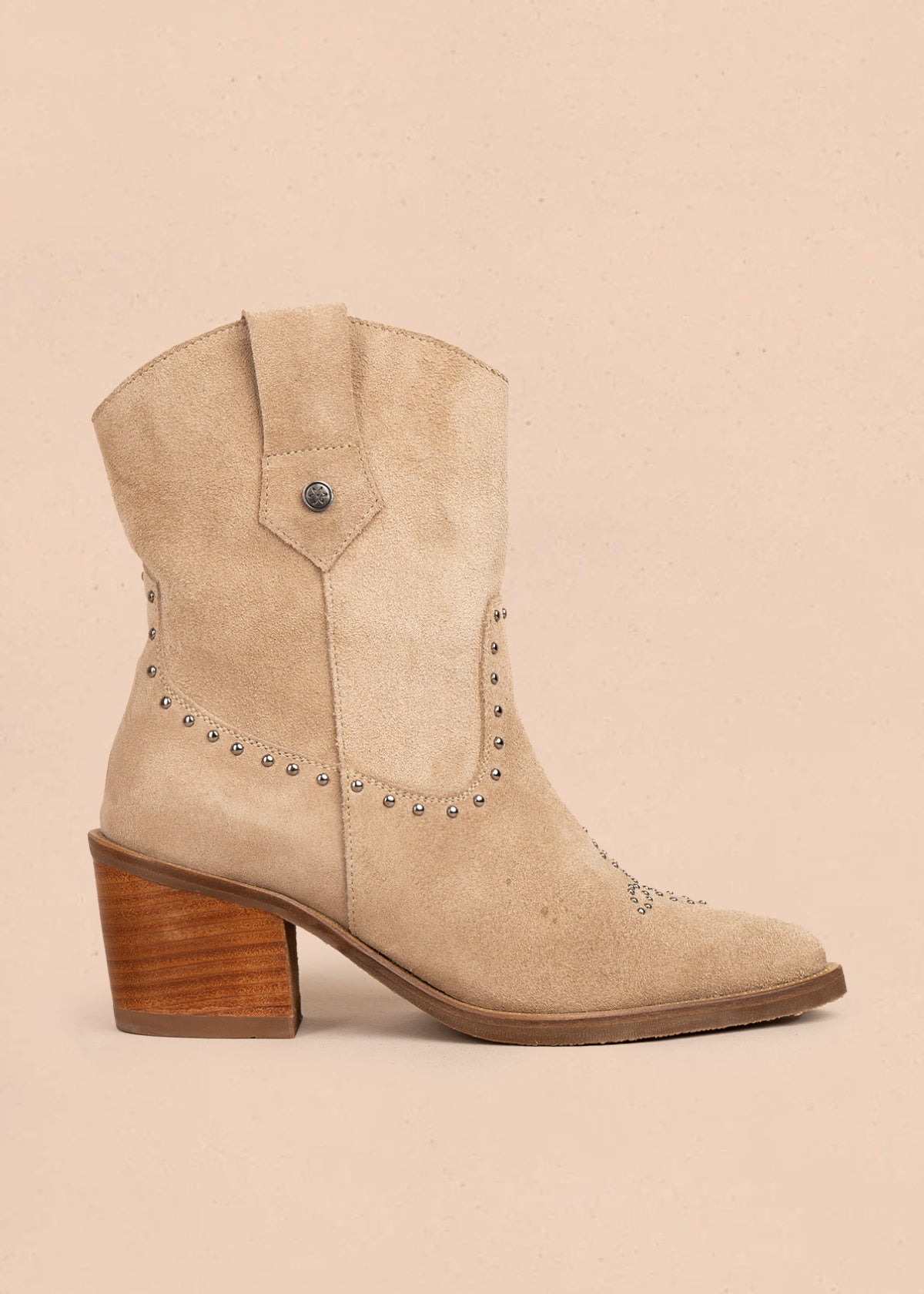Bota en cuero color arena con bordado en la parte frontal y tachuelas decorativas 105967