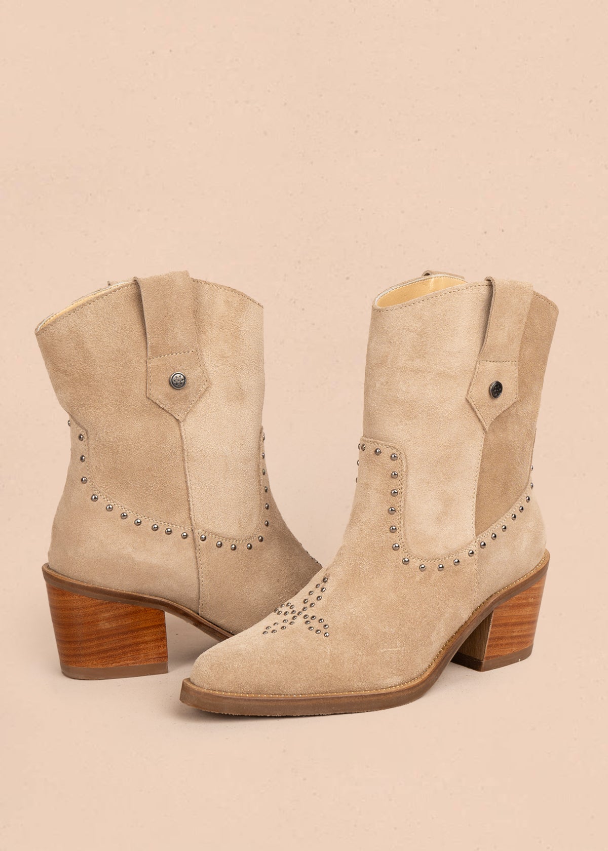 Bota en cuero color arena con bordado en la parte frontal y tachuelas decorativas 105967