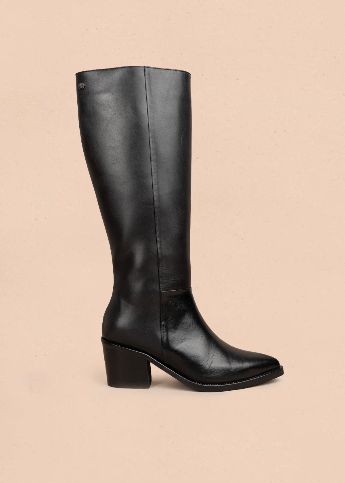 Bota en cuero color negro con corte alto y acabado liso 105970