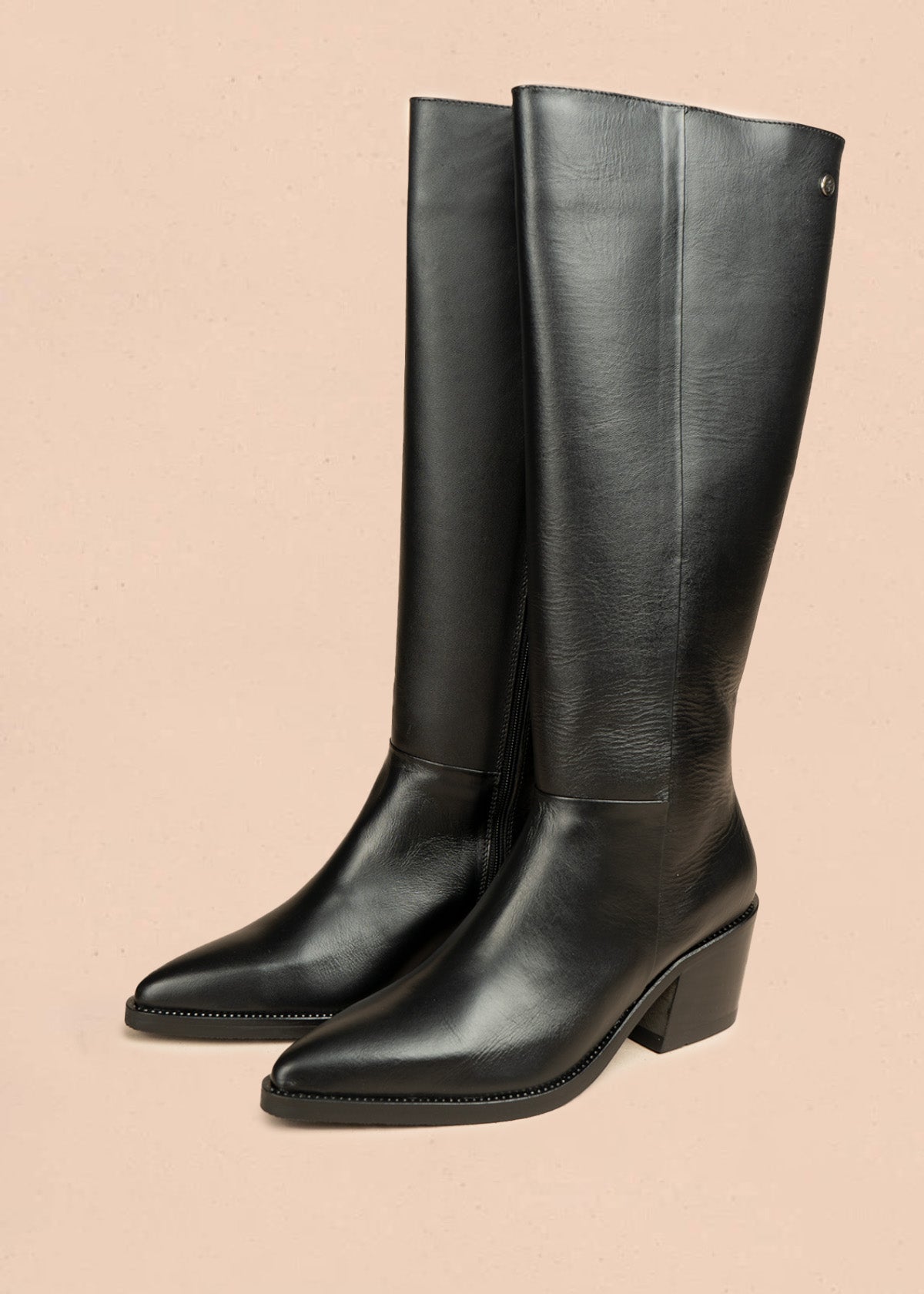 Botas de cuero color negro con corte alto y acabado liso 105970