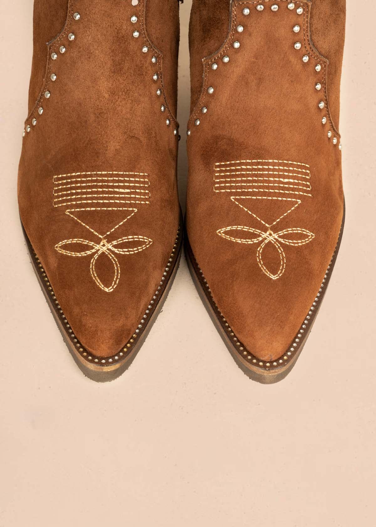 Botín en cuero color café con bordado y taches 105971