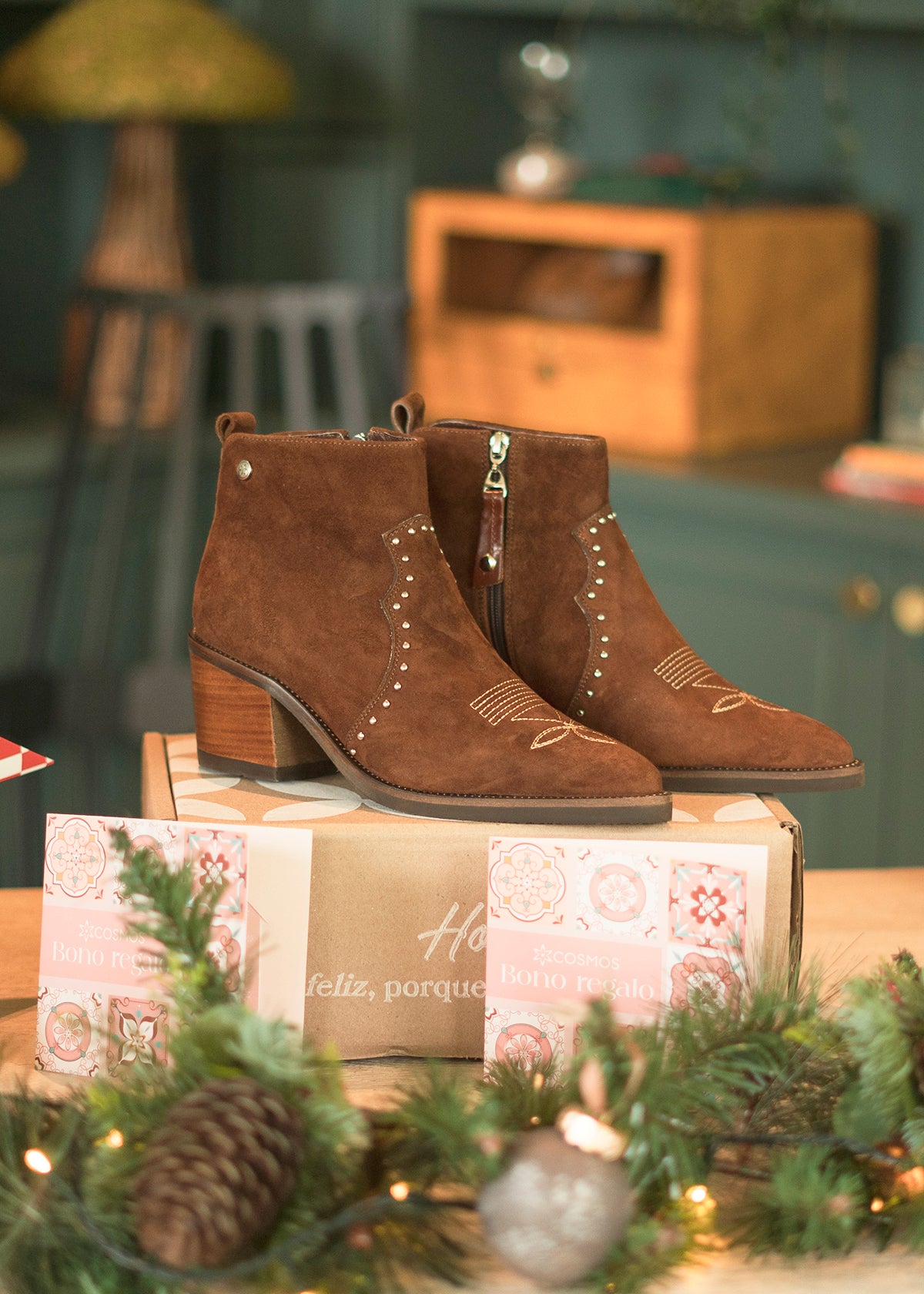 Botines en cuero color café con bordado y taches 105971