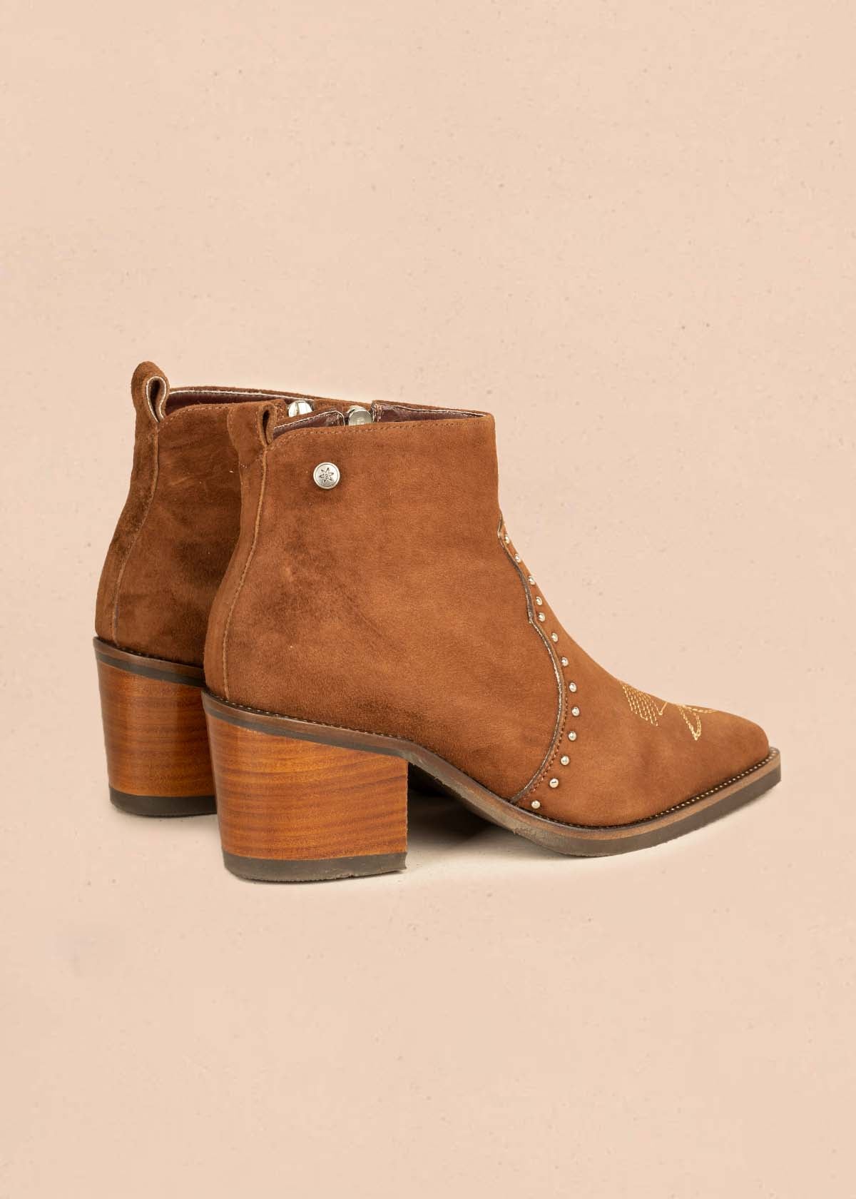 Botín en cuero color café con bordado y taches 105971