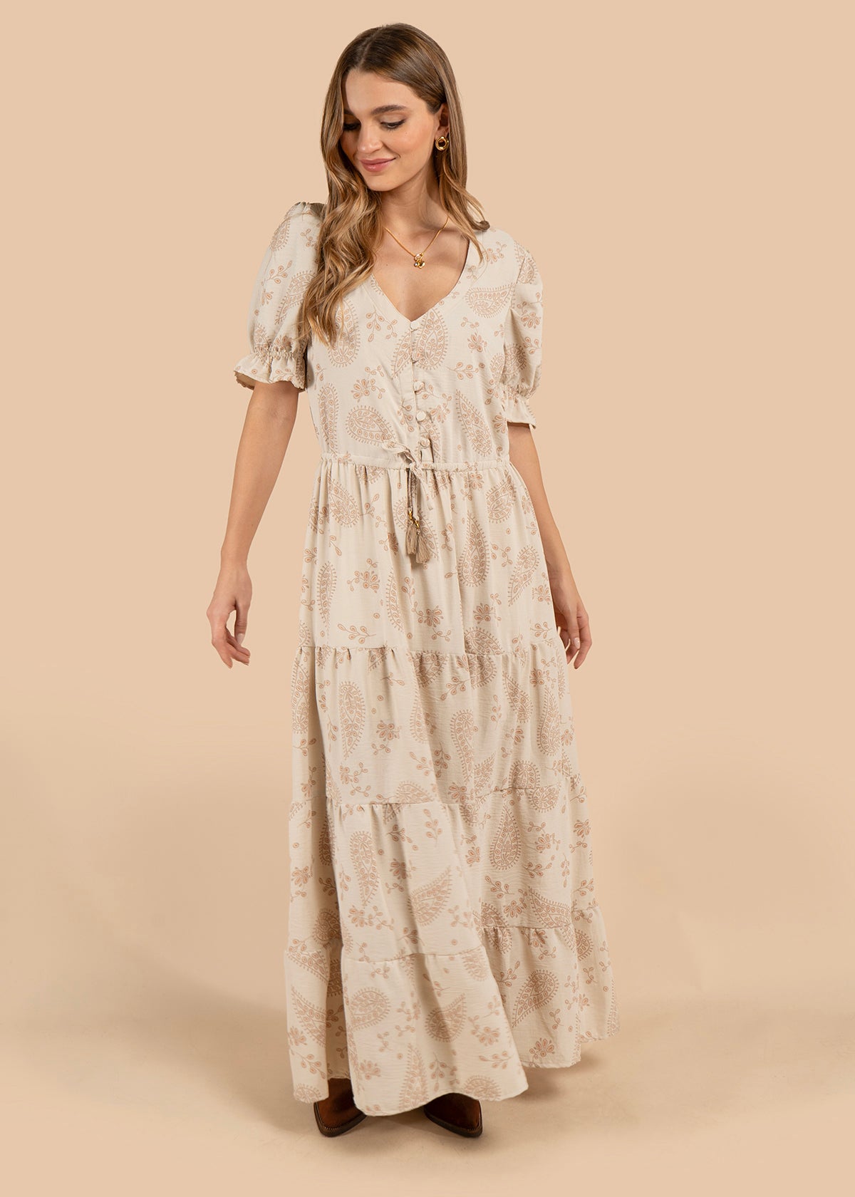 Vestido largo color beige con diseño floral y cinturón ajustable 105972