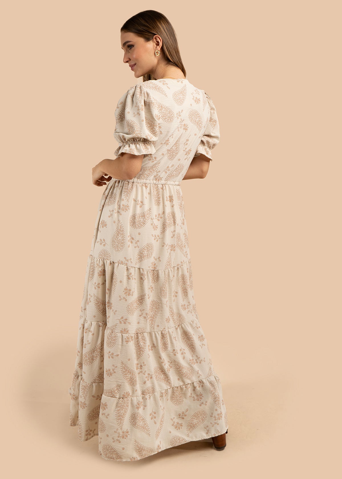 Vestido largo color beige con diseño floral y cinturón ajustable 105972