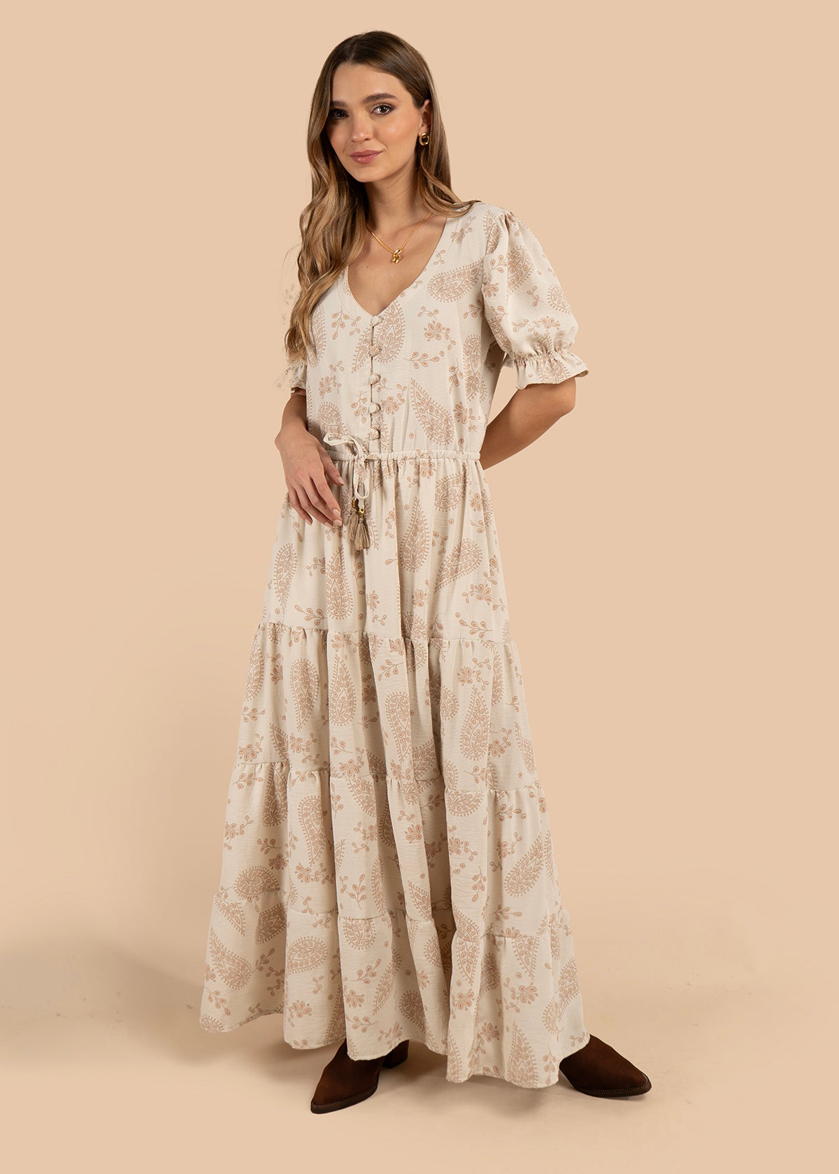 Vestido largo color beige con diseño floral y cinturón ajustable 105972