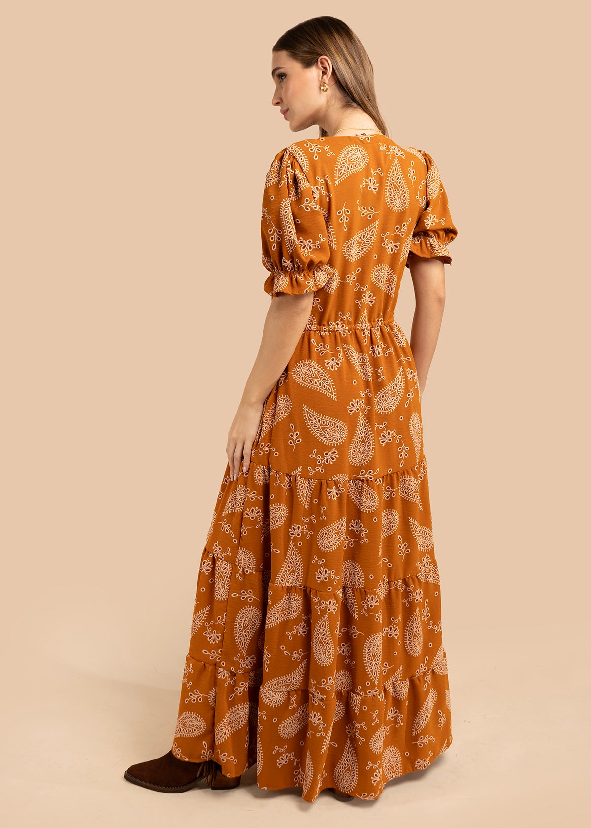 Vestido largo color terracota con diseño floral y cinturón ajustable 105972