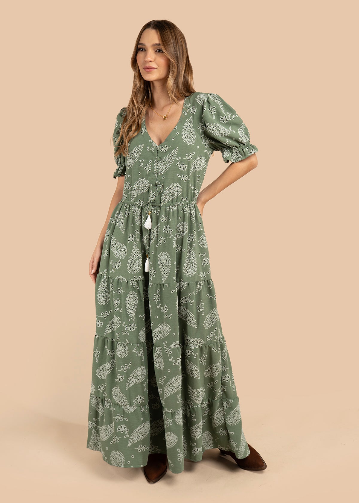 Vestido largo color verde con diseño floral y cinturón ajustable 105972