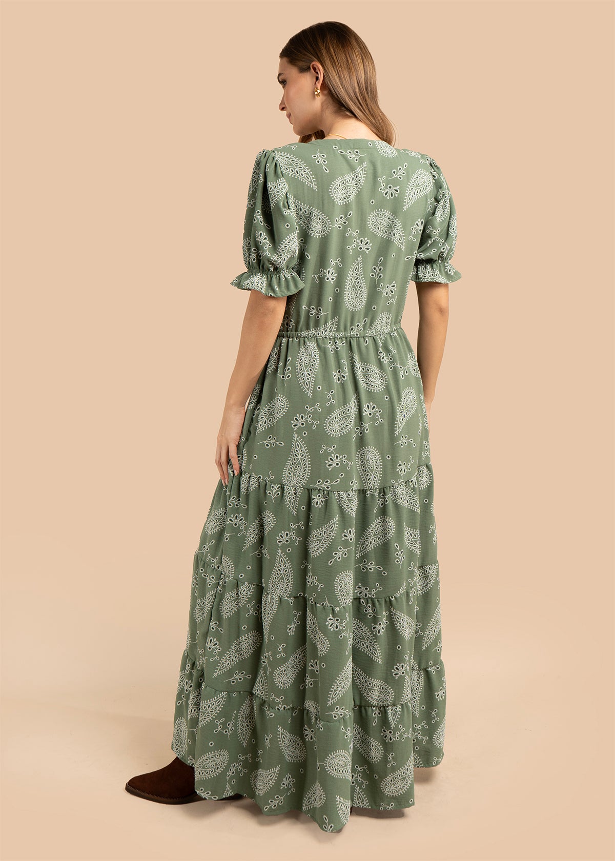 Vestido largo color verde con diseño floral y cinturón ajustable 105972