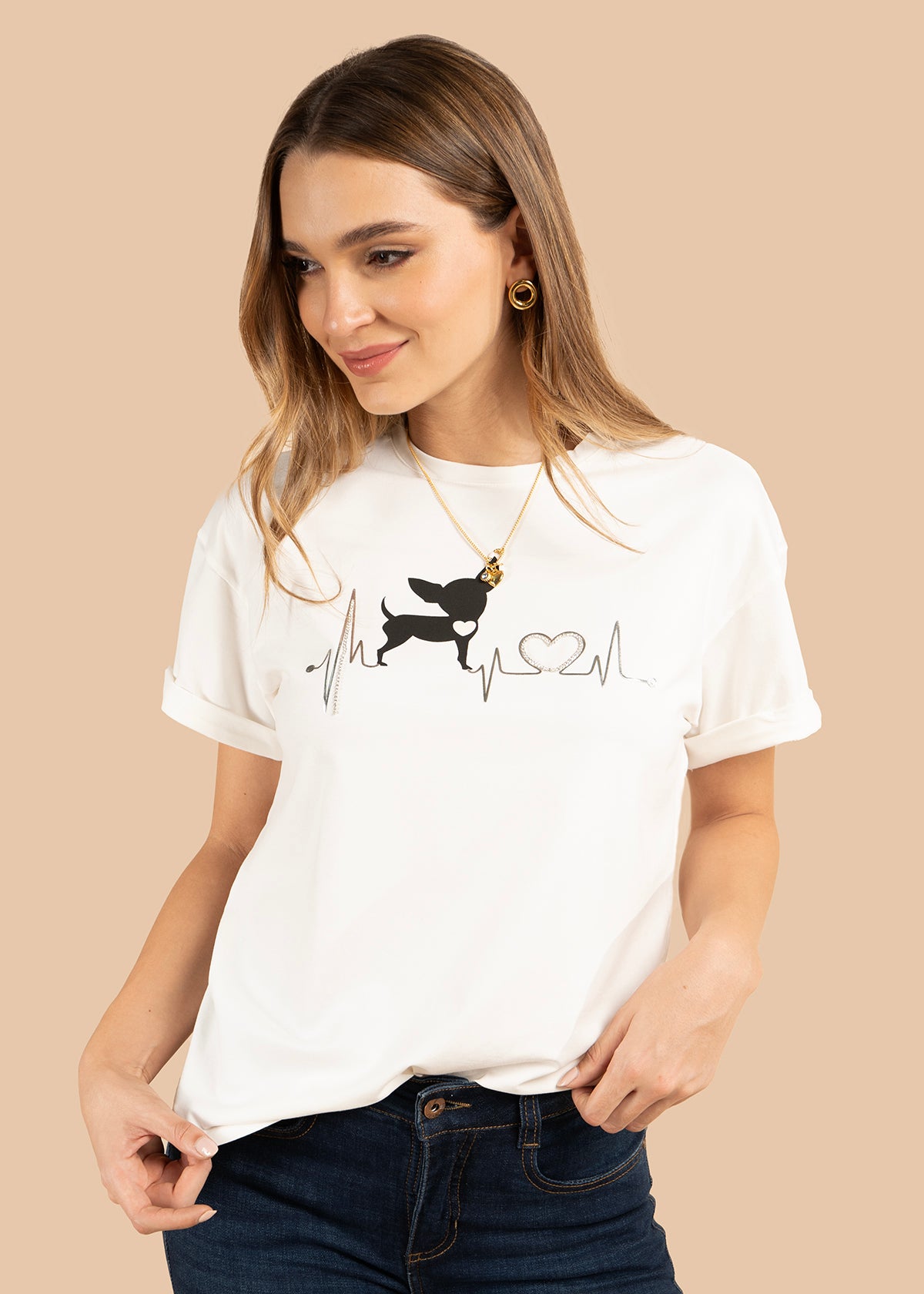 Camiseta color blanco con print de perro y detalle de corazón 105973