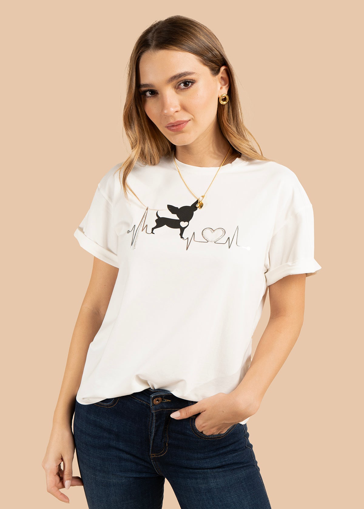 Camiseta color blanco con print de perro y detalle de corazón 105973