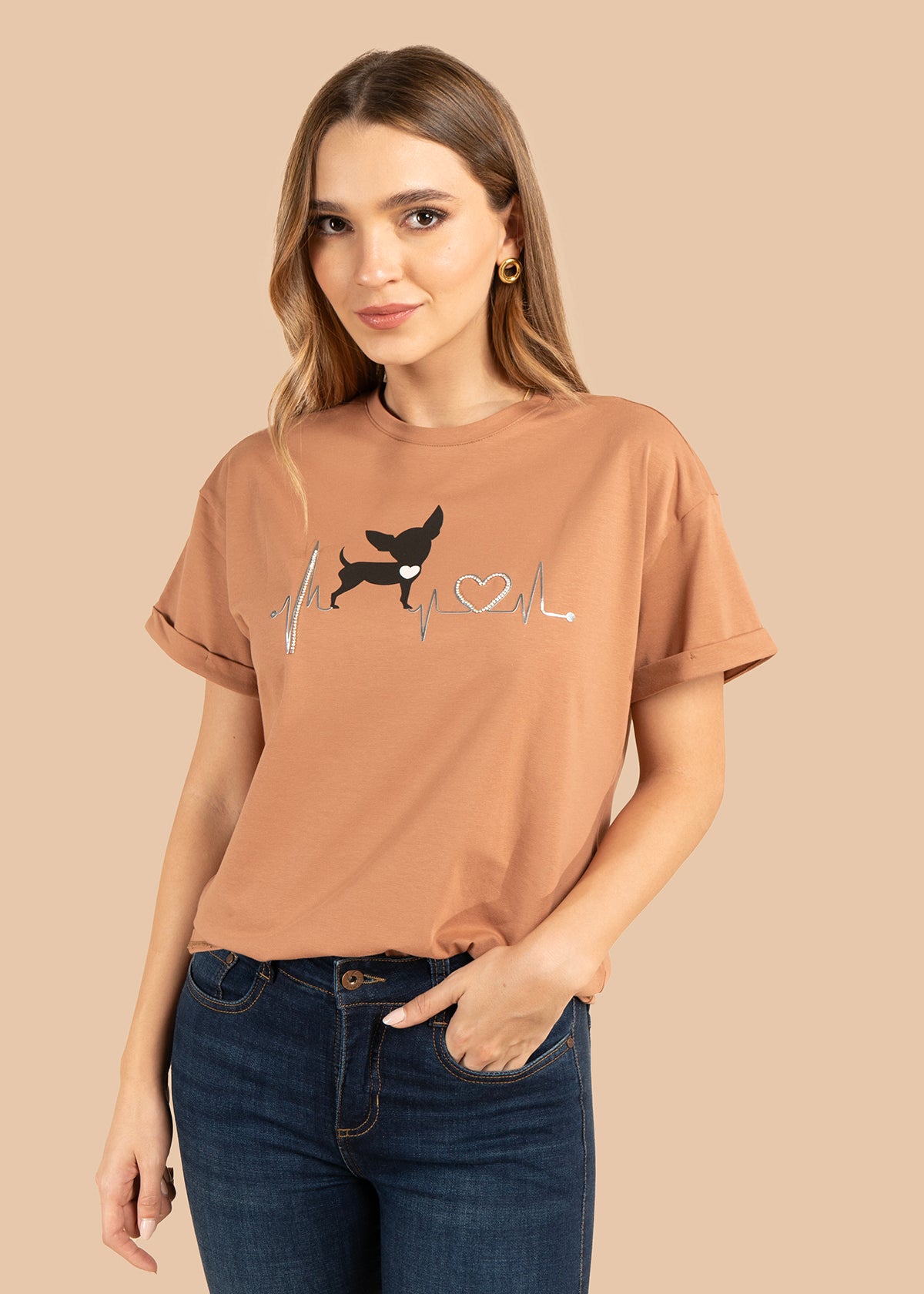 Camiseta color terracota con print de perro y detalle de corazón 105973