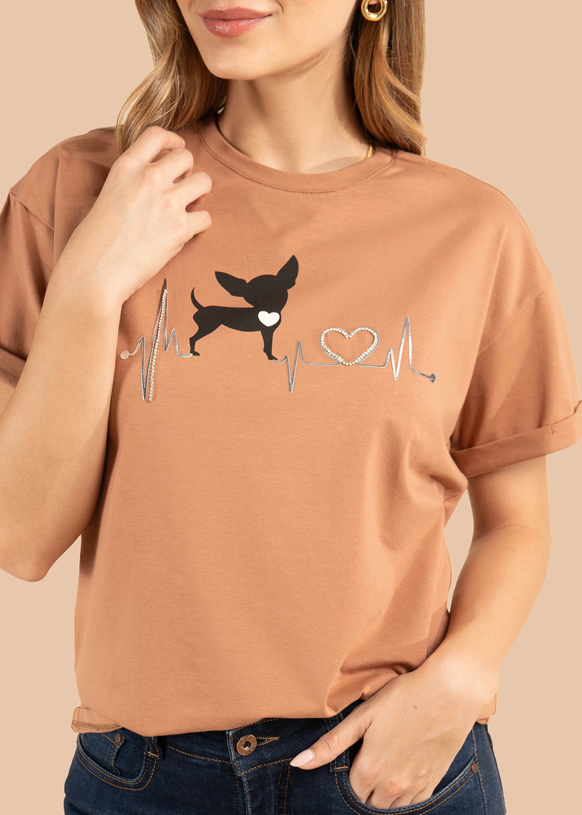 Camiseta color terracota con print de perro y detalle de corazón 105973