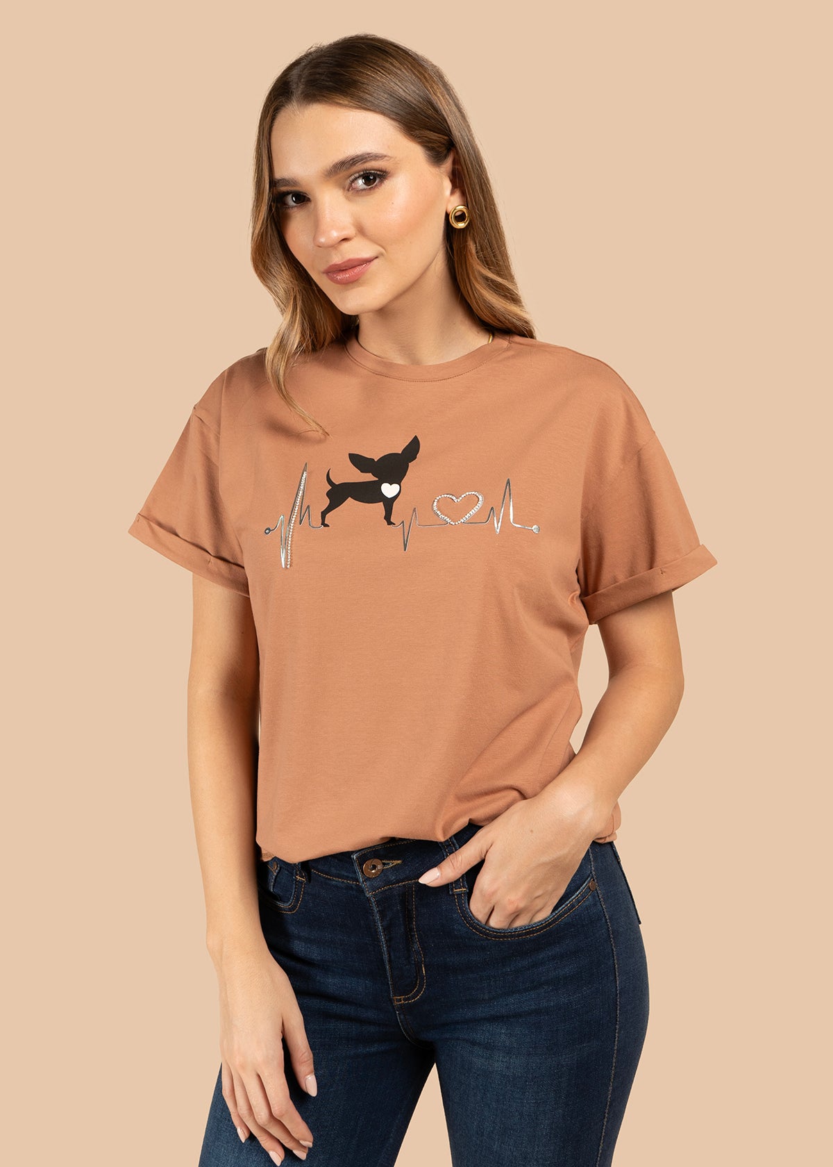 Camiseta color terracota con print de perro y detalle de corazón 105973