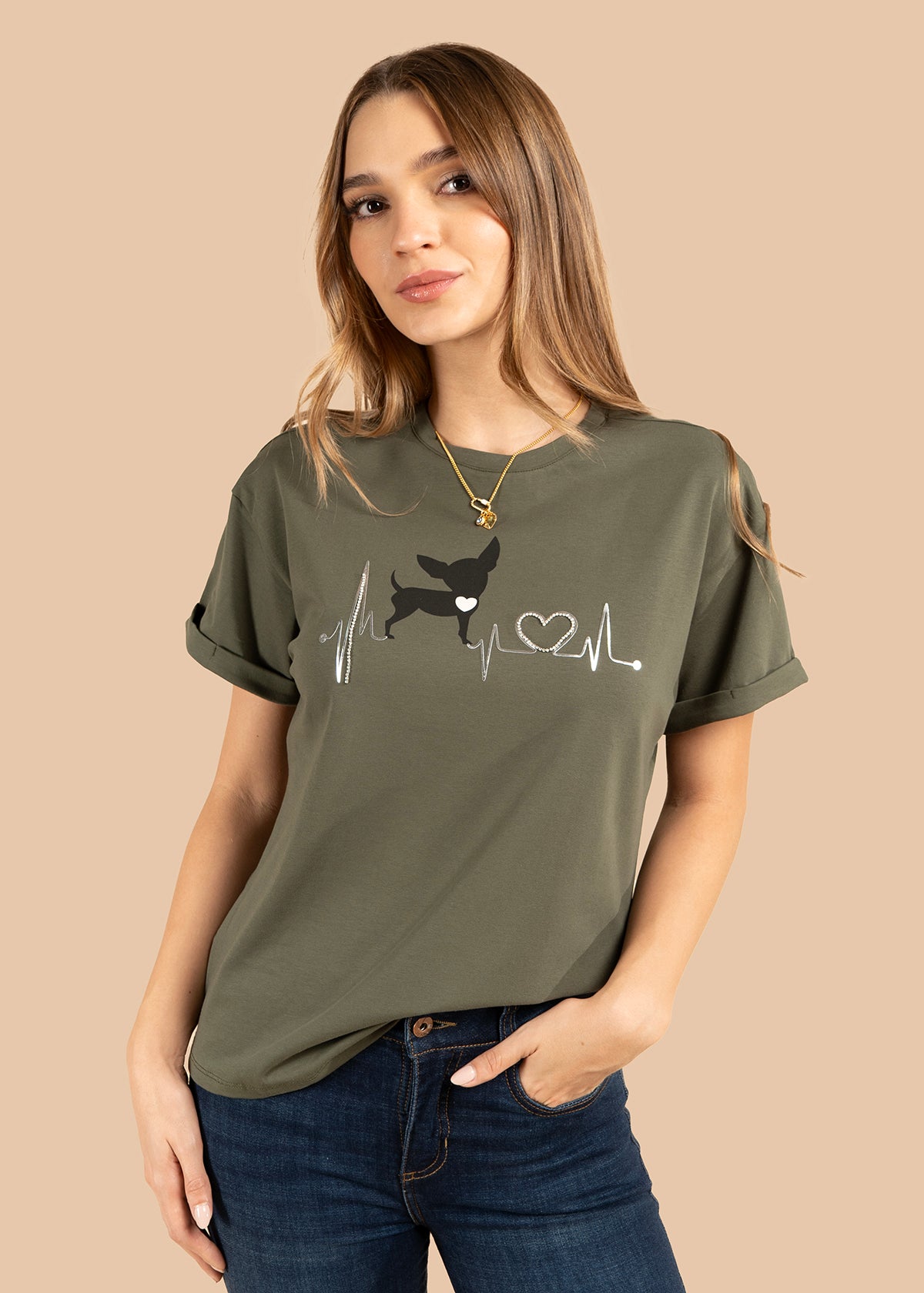 Camiseta color verde militar con print de perro y detalle de corazón 105973