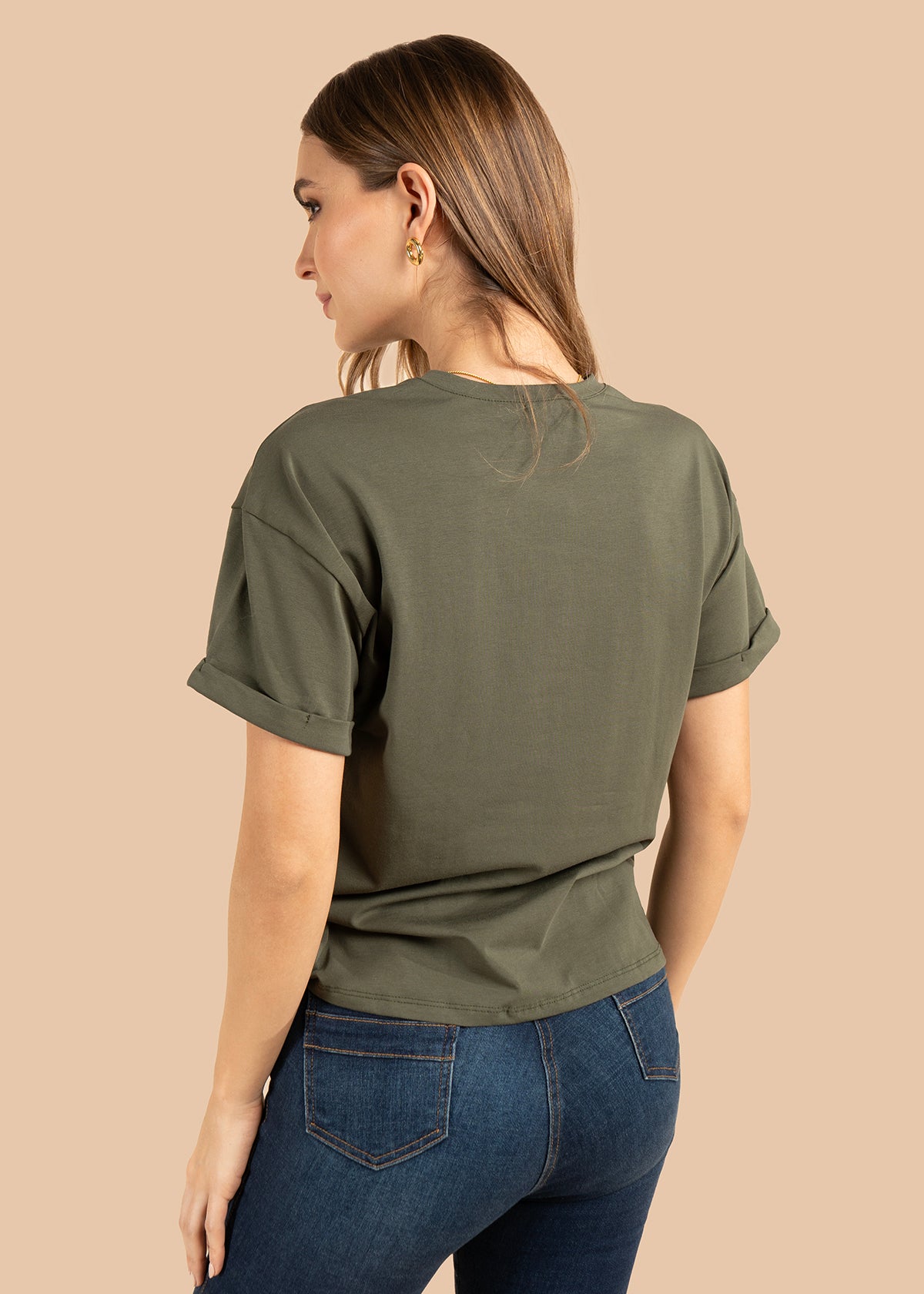 Camiseta color verde militar con print de perro y detalle de corazón 105973