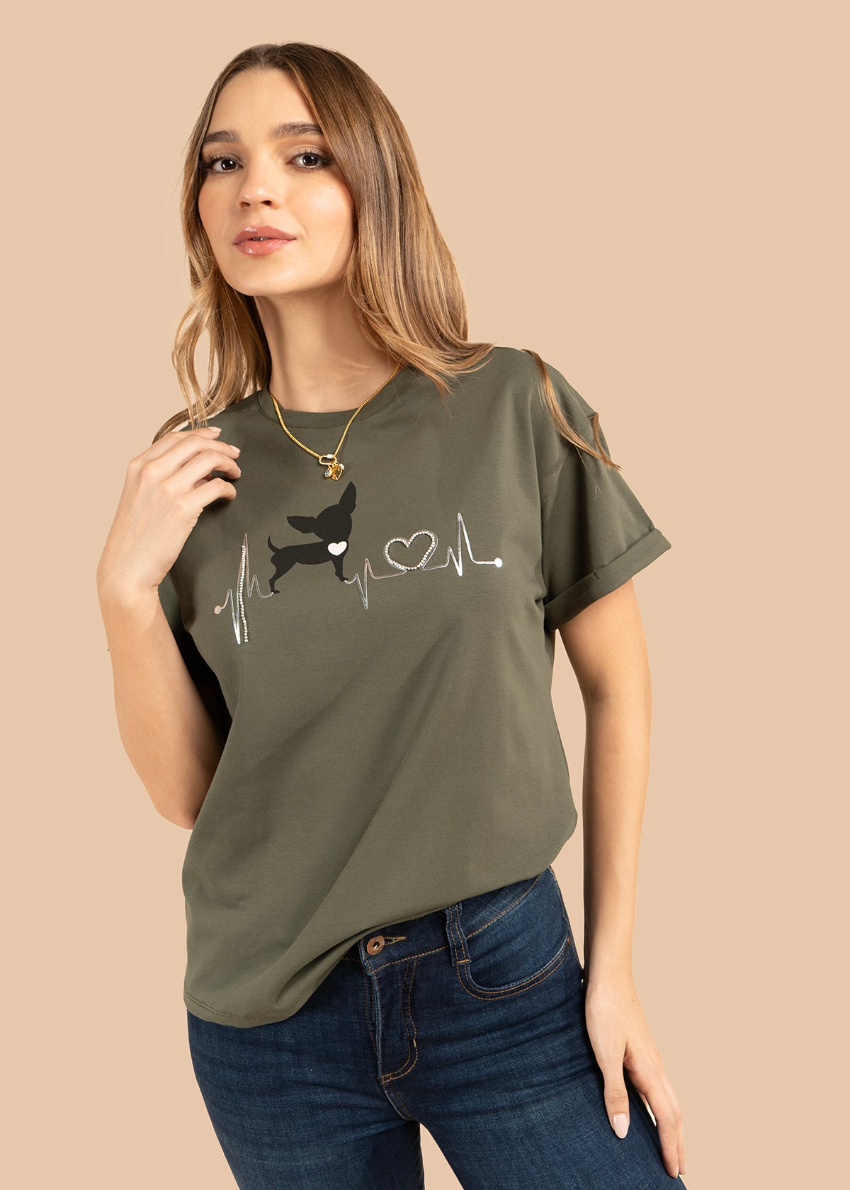 Camiseta color verde militar con print de perro y detalle de corazón 105973