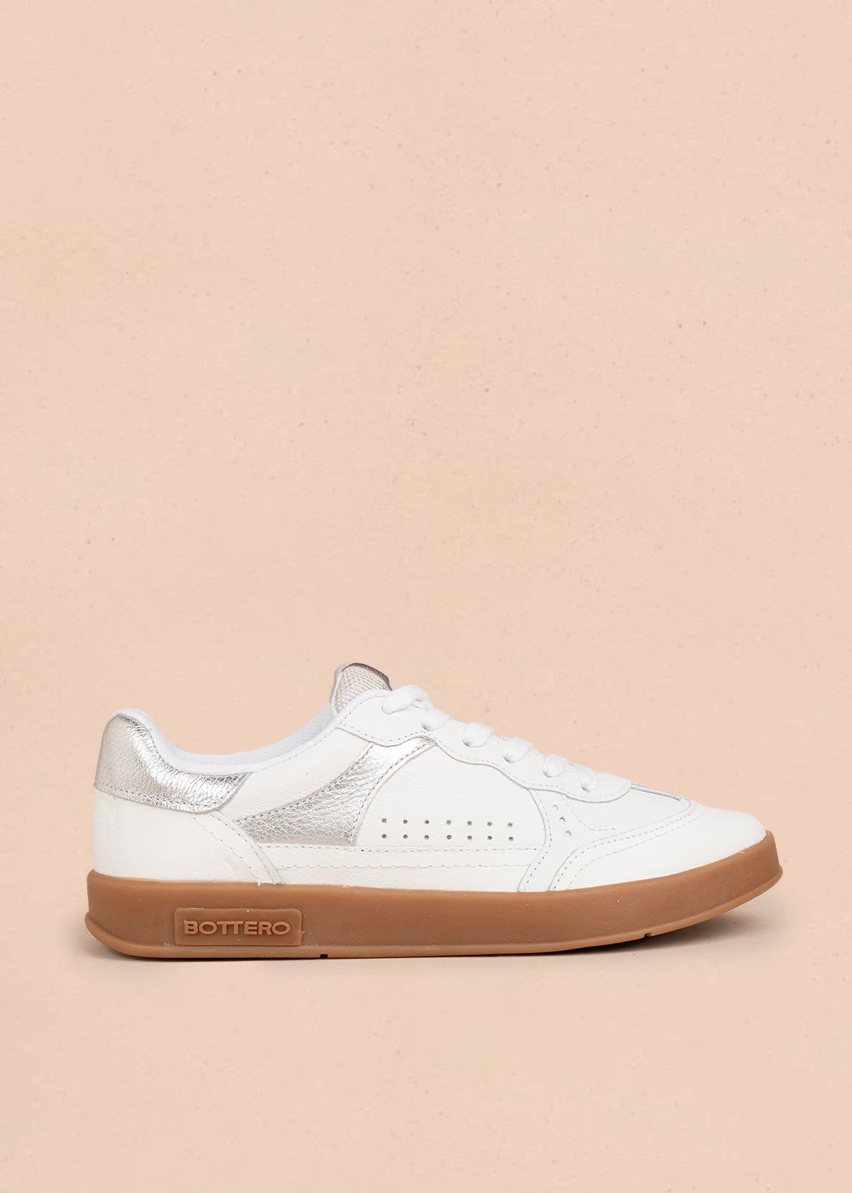 Deportivo en cuero color blanco con diseño perforado 105974