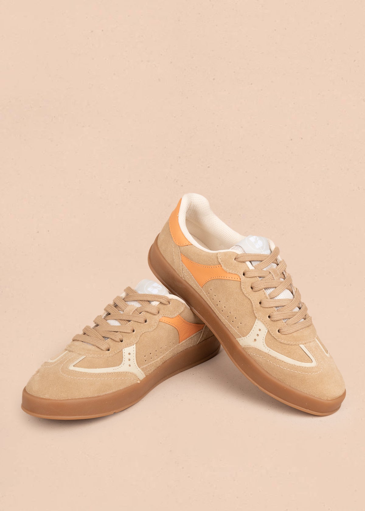 Deportivo en cuero color canela con diseño perforado 105974