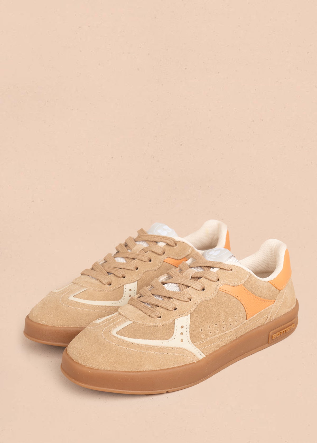 Deportivo en cuero color canela con diseño perforado 105974