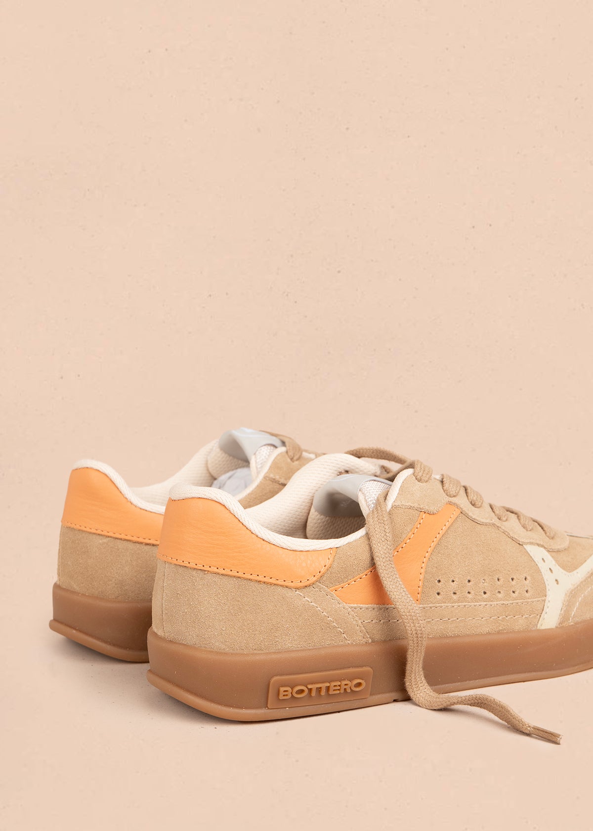 Deportivo en cuero color canela con diseño perforado 105974