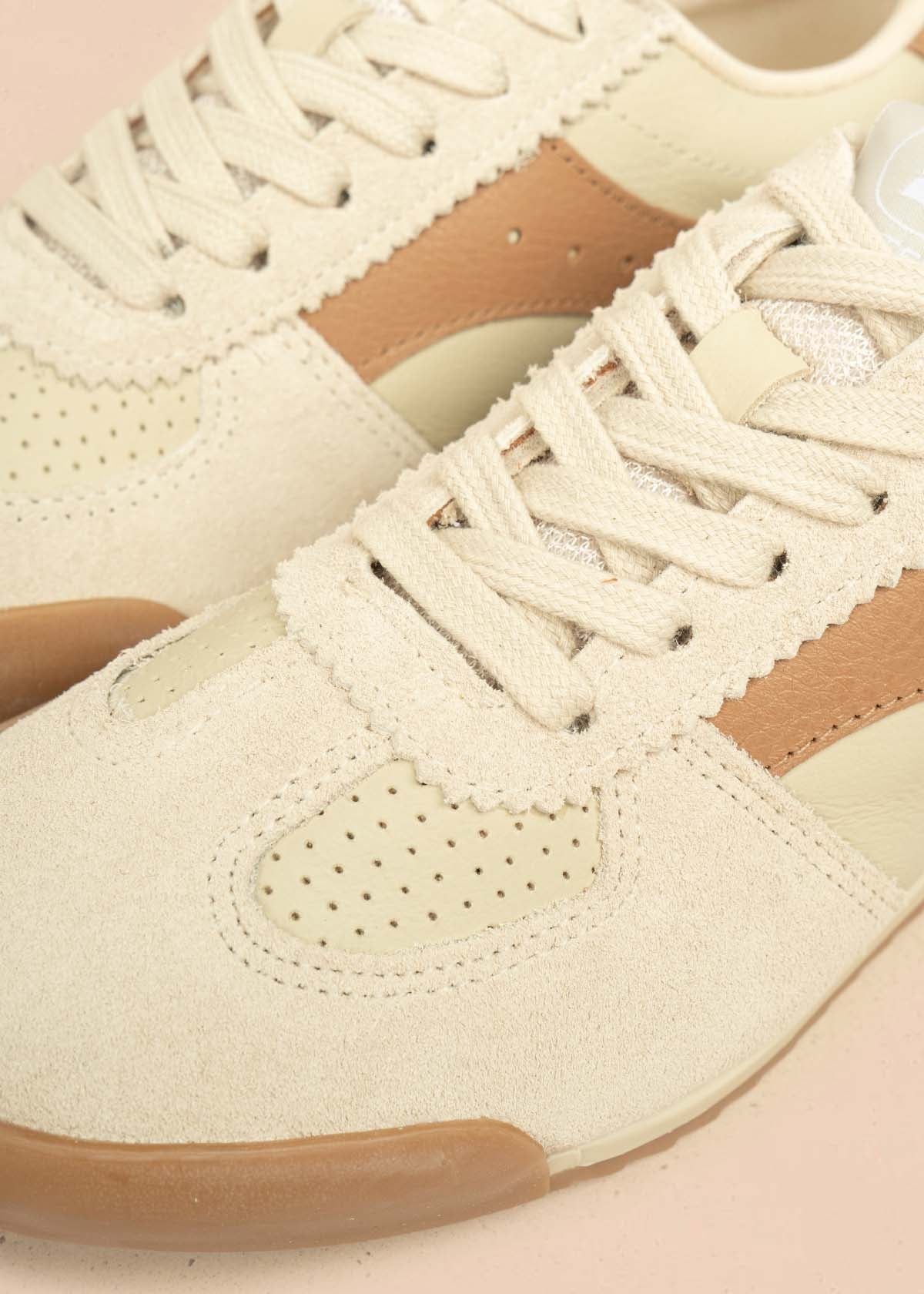 Tenis casuales en cuero color arena con detalles en café 105977