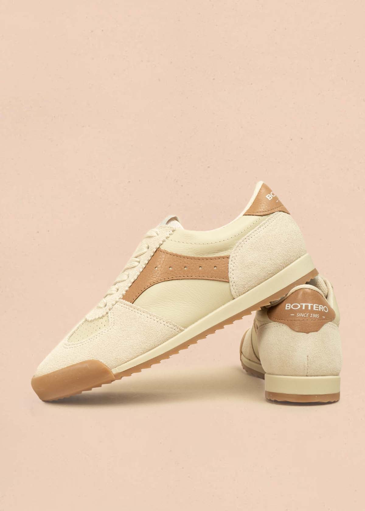 Tenis casuales en cuero color arena con detalles en café 105977