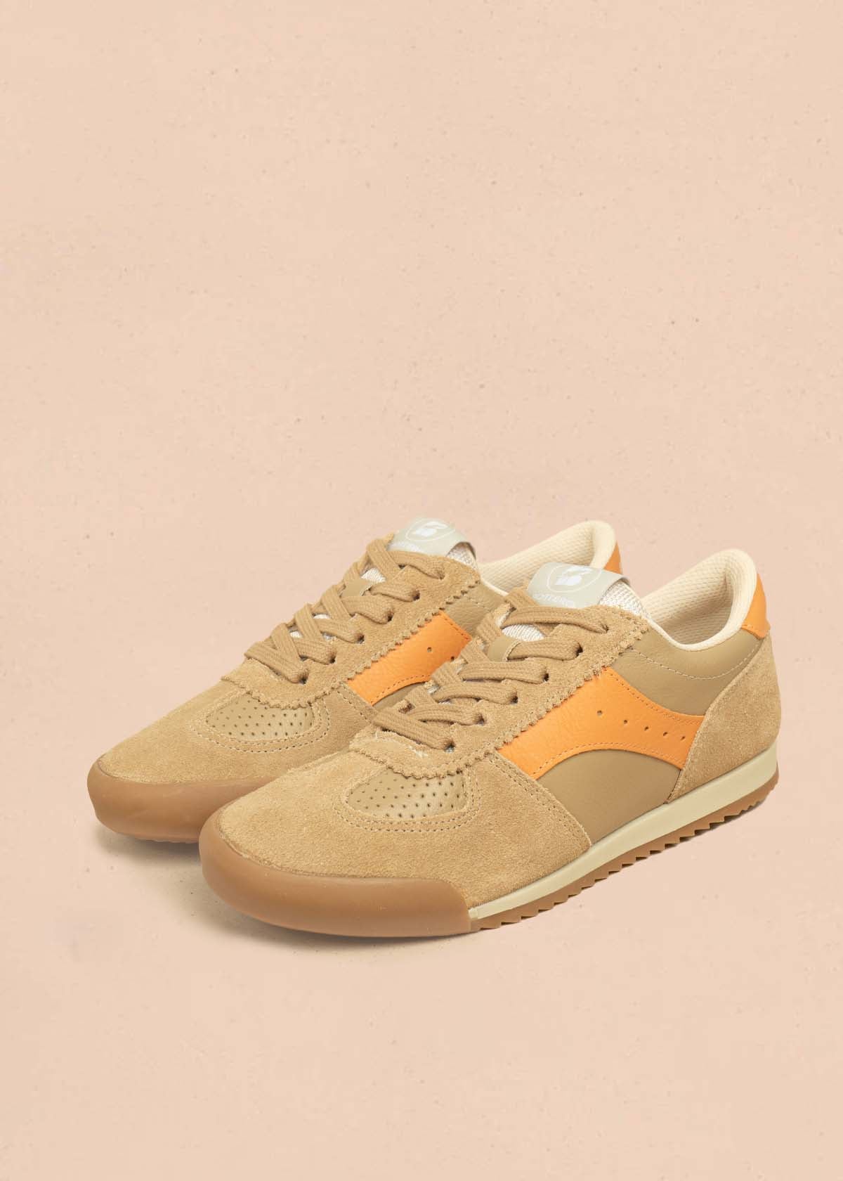 Tenis casuales en cuero color canela con detalles en naranja 105977