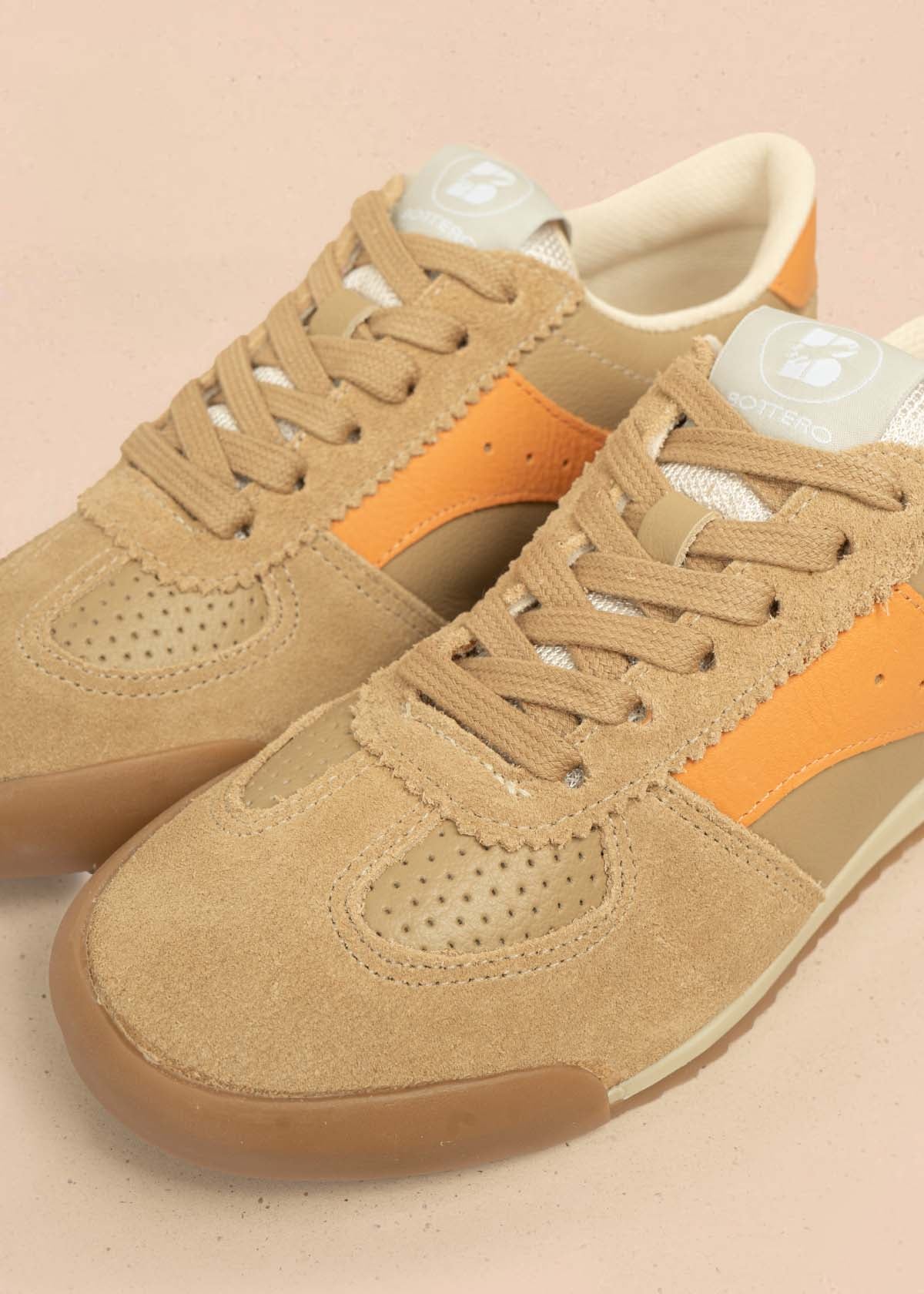 Tenis casuales en cuero color canela con detalles en naranja 105977