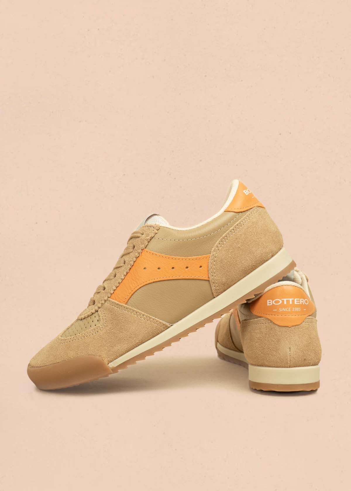 Tenis casuales en cuero color canela con detalles en naranja 105977
