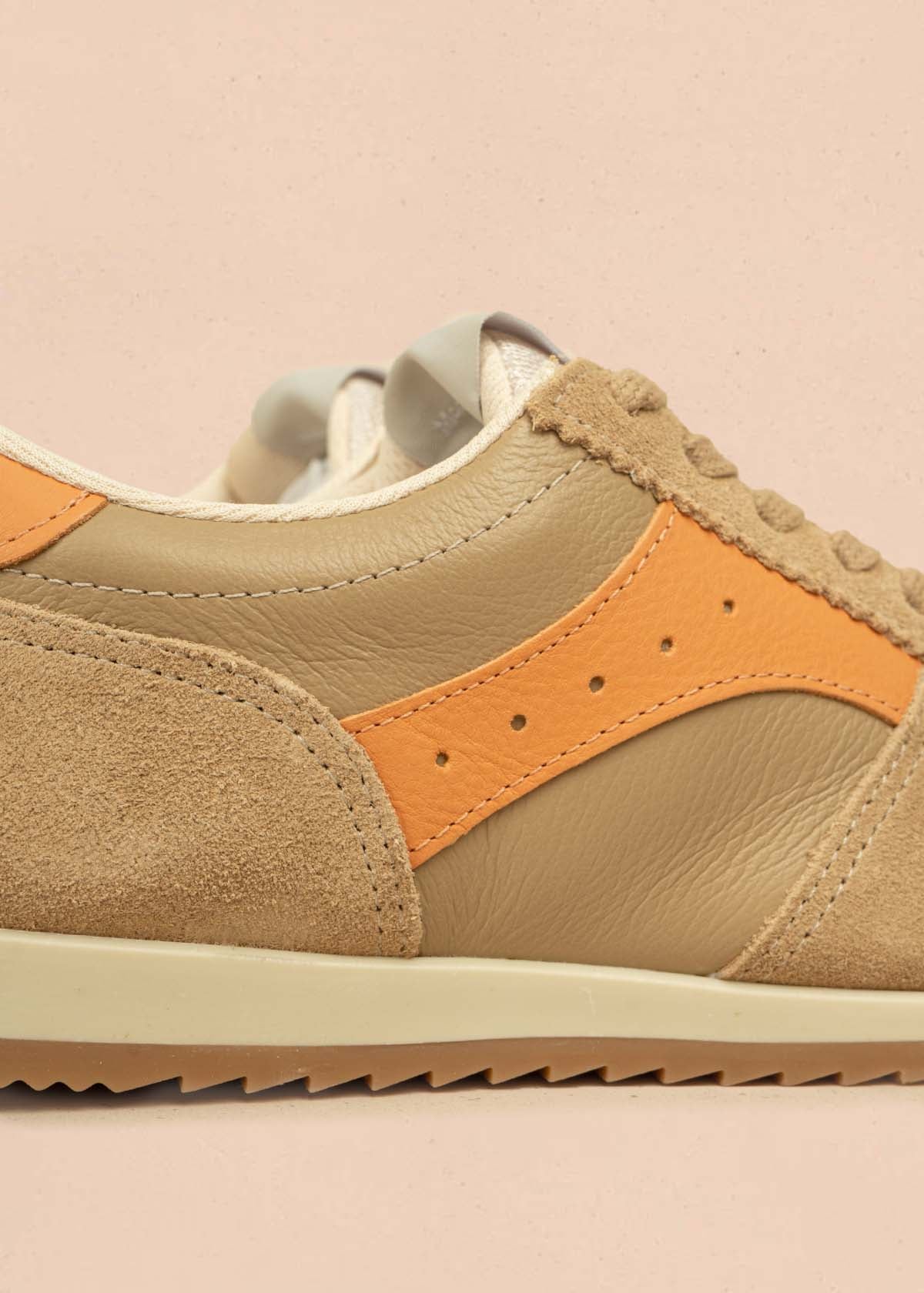 Tenis casuales en cuero color canela con detalles en naranja 105977