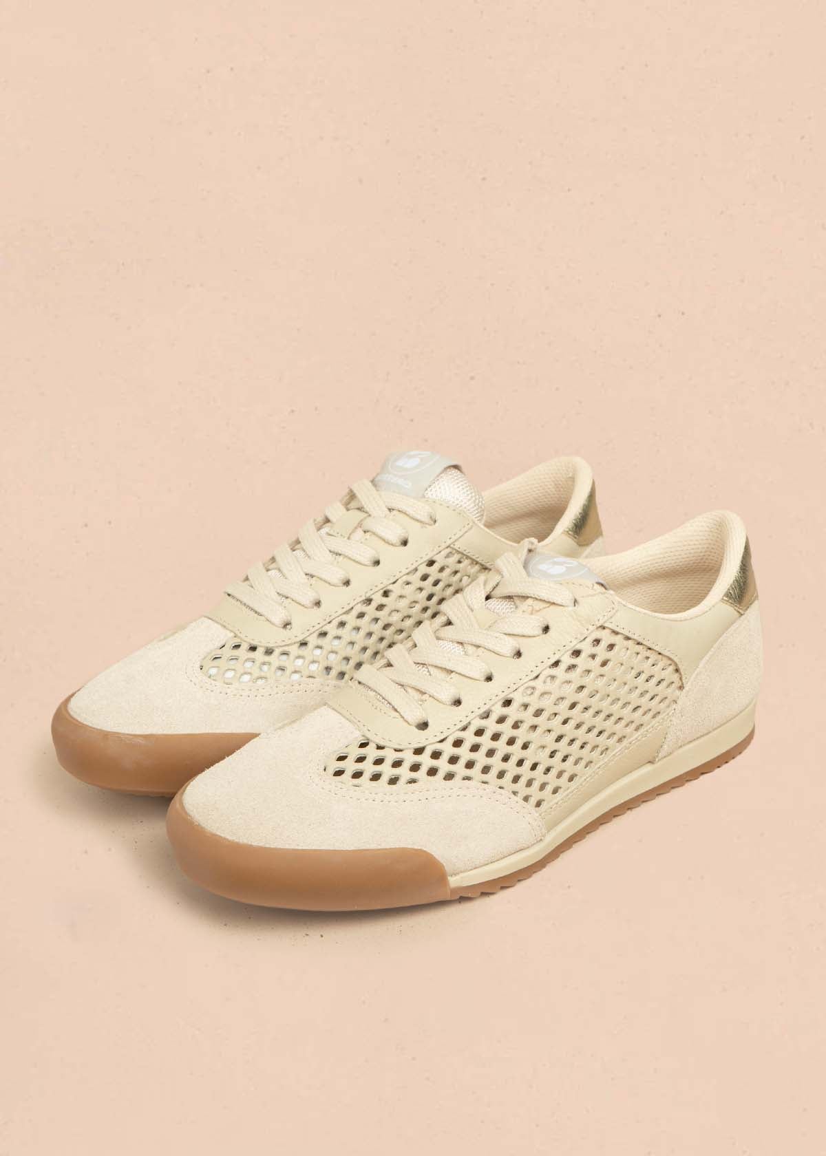 Tenis deportivos en cuero color arena con perforaciones 105978