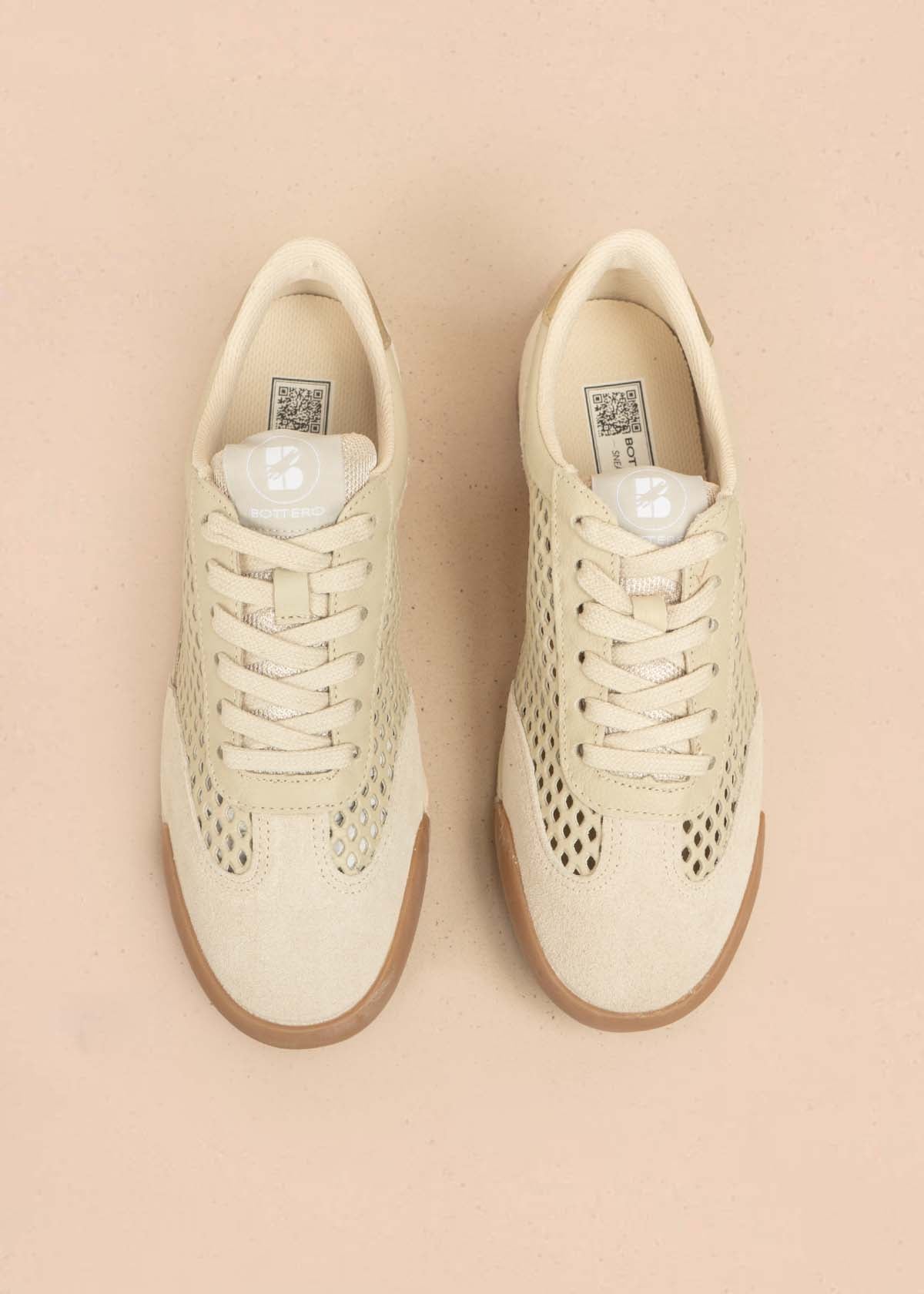 Tenis deportivos en cuero color arena con perforaciones 105978