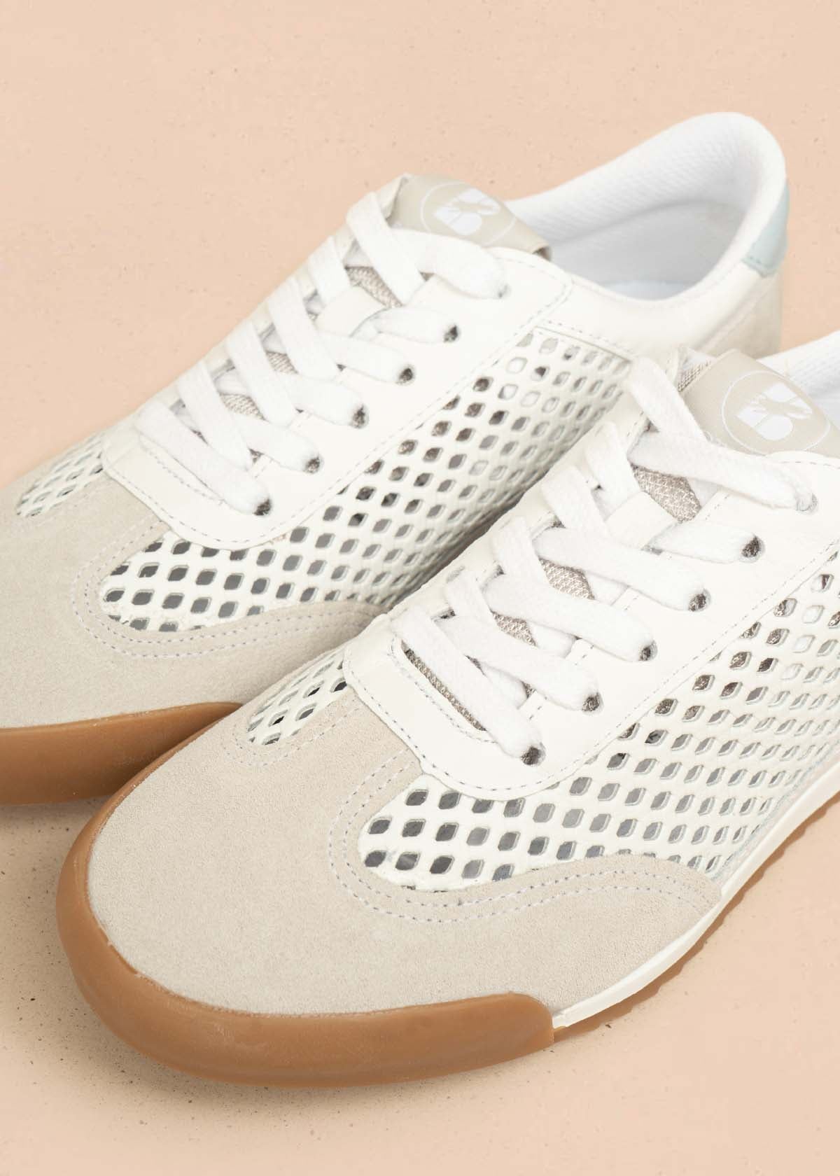 Tenis deportivos en cuero color blanco con perforaciones 105978