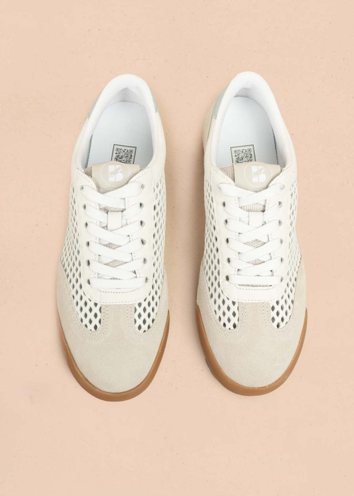 Tenis deportivos en cuero color blanco con perforaciones 105978