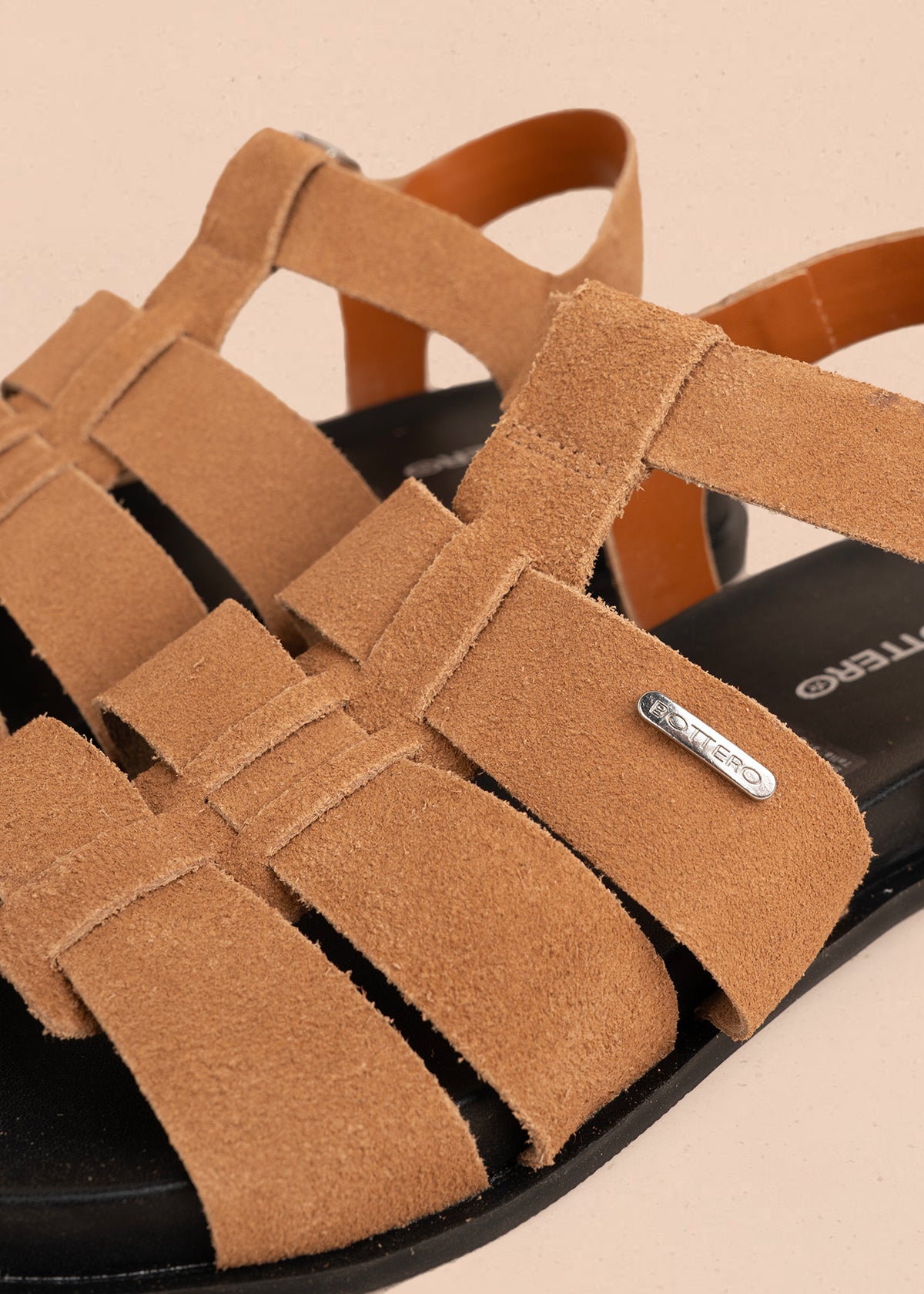 Sandalia plana en cuero color miel con tiras anchas 105980