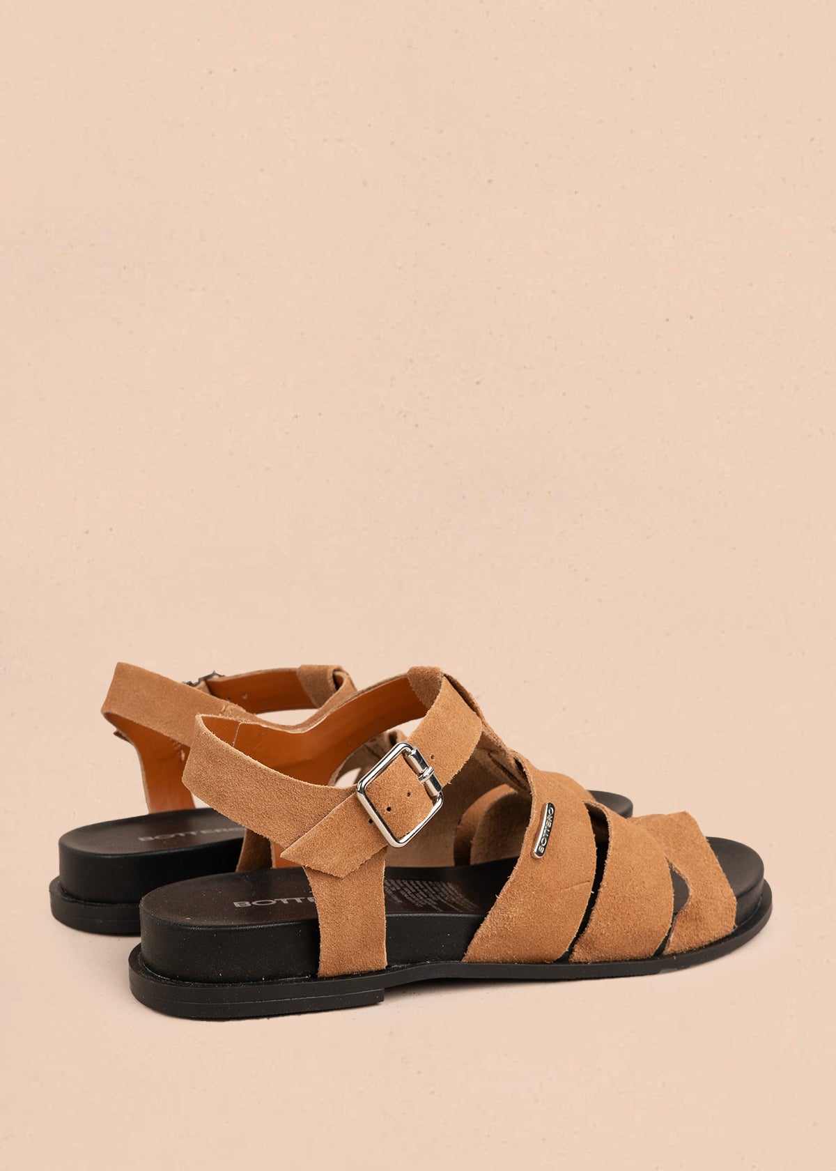 Sandalia plana en cuero color miel con tiras anchas 105980