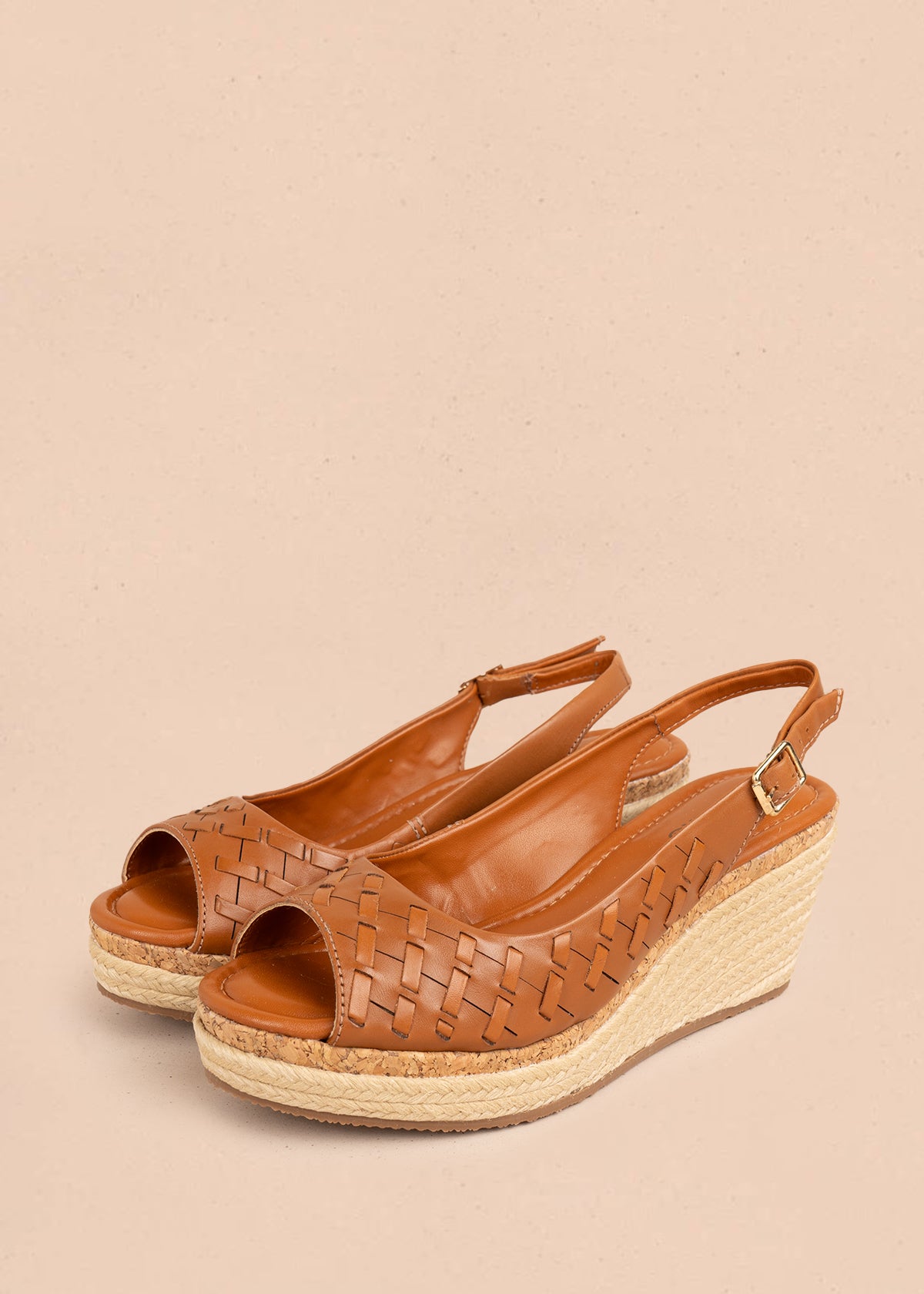 Sandalia en cuero color miel con diseño calado y plataforma en yute 105985