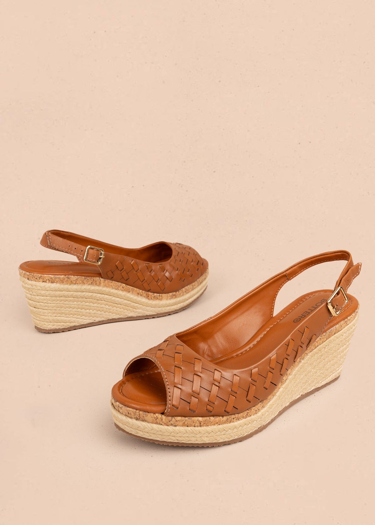 Sandalia en cuero color miel con diseño calado y plataforma en yute 105985