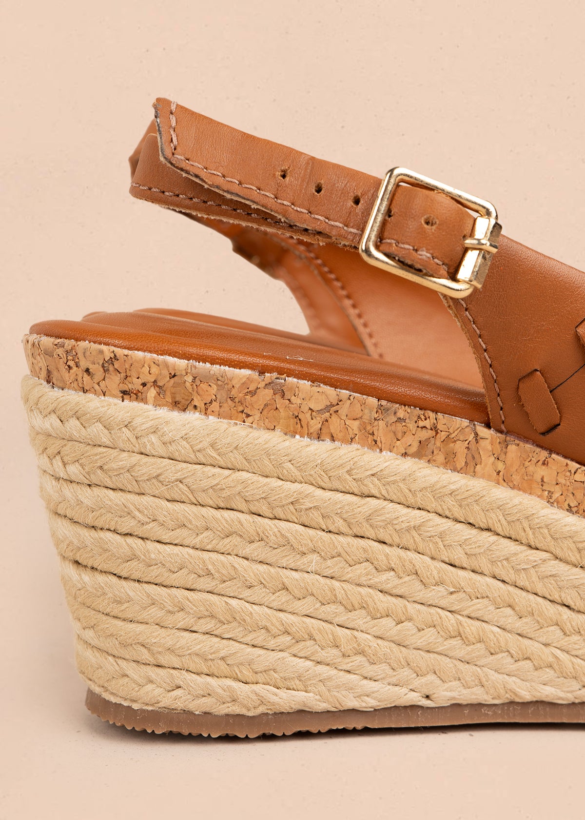 Sandalia en cuero color miel con diseño calado y plataforma en yute 105985