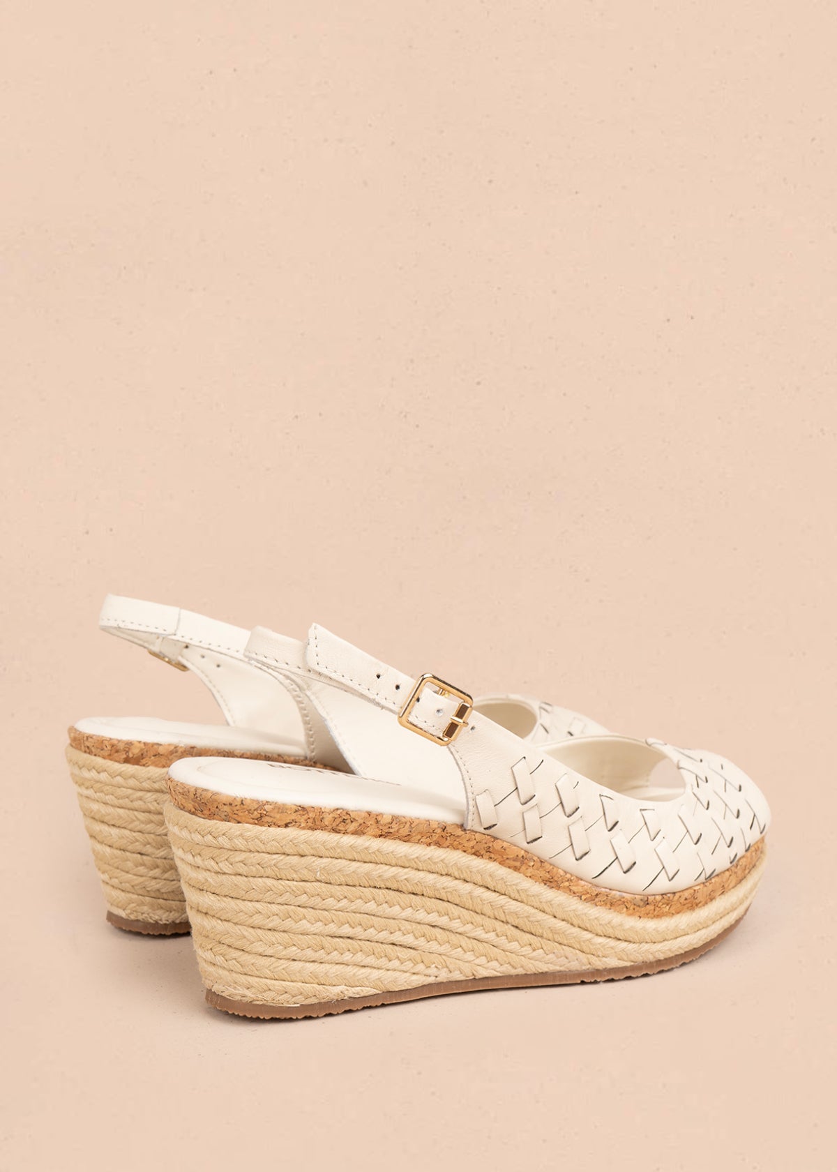 Sandalia en cuero color talco con diseño calado y plataforma en yute 105985