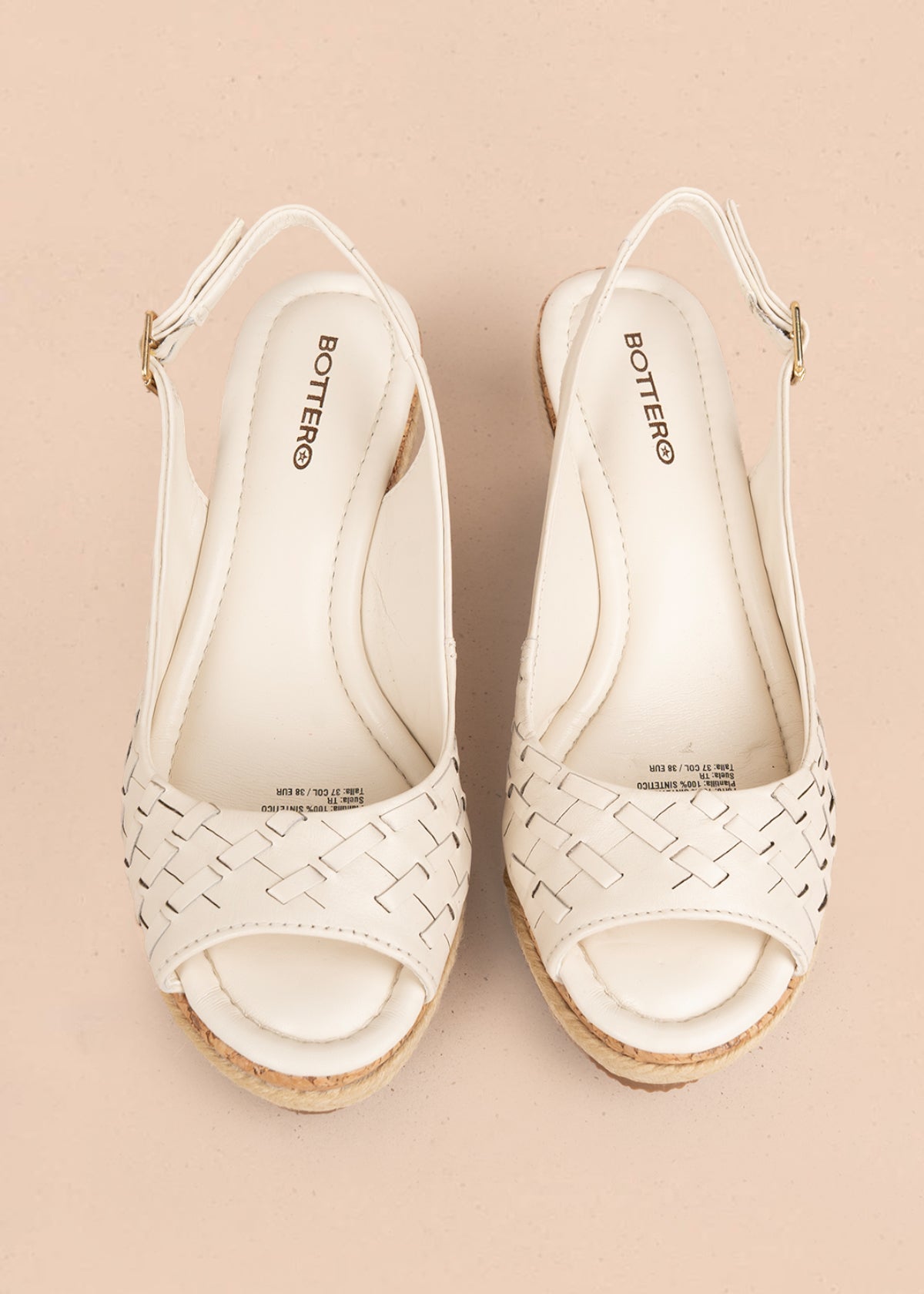 Sandalia en cuero color talco con diseño calado y plataforma en yute 105985