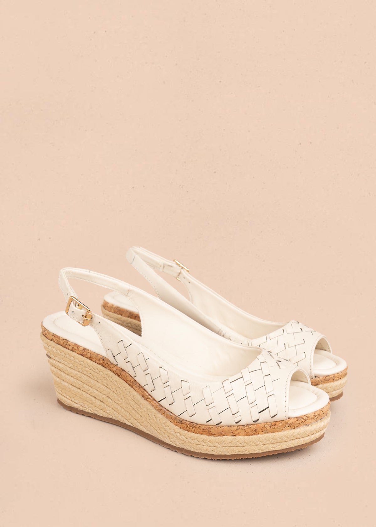 Sandalia en cuero color talco con diseño calado y plataforma en yute 105985