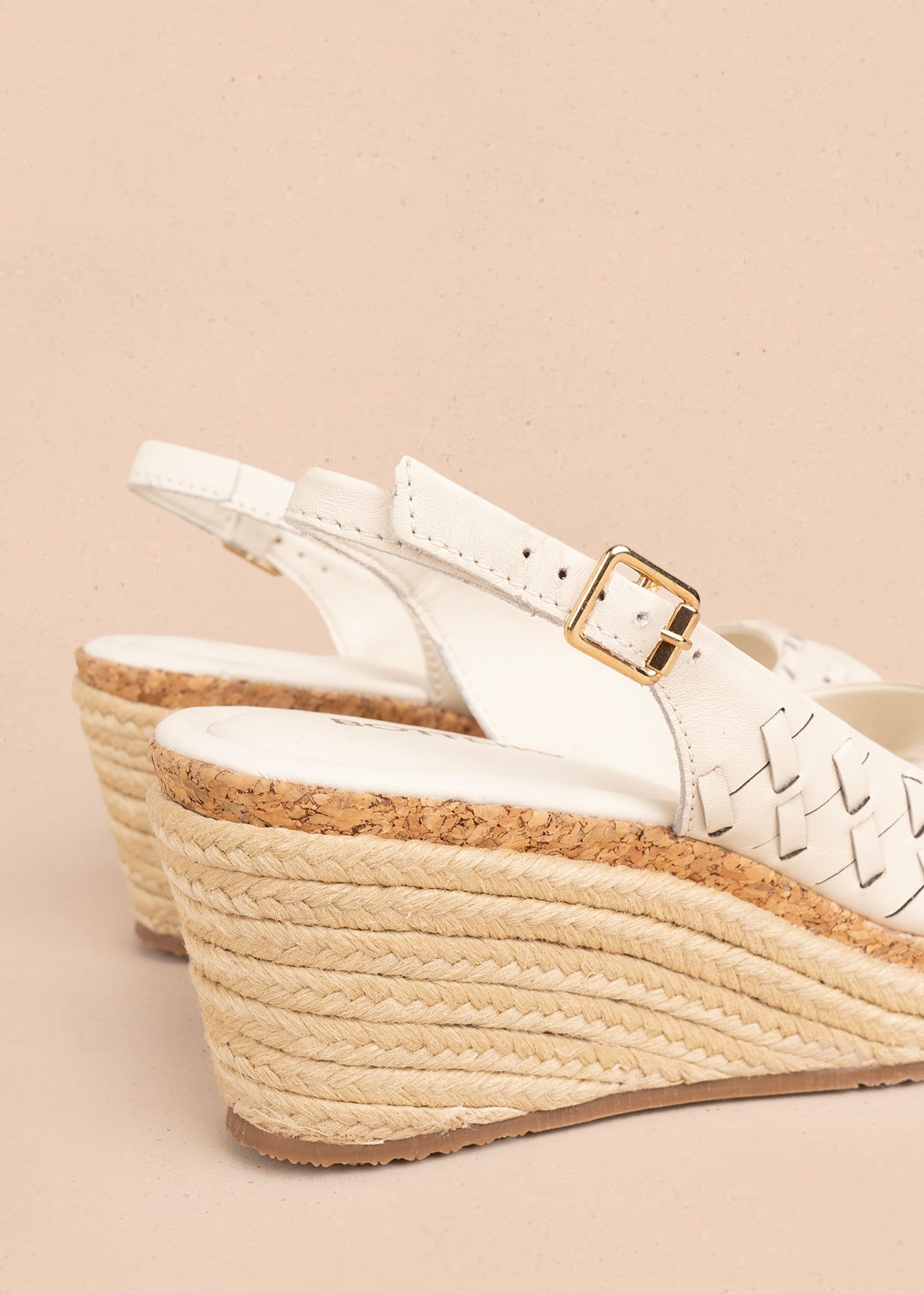 Sandalia en cuero color talco con diseño calado y plataforma en yute 105985